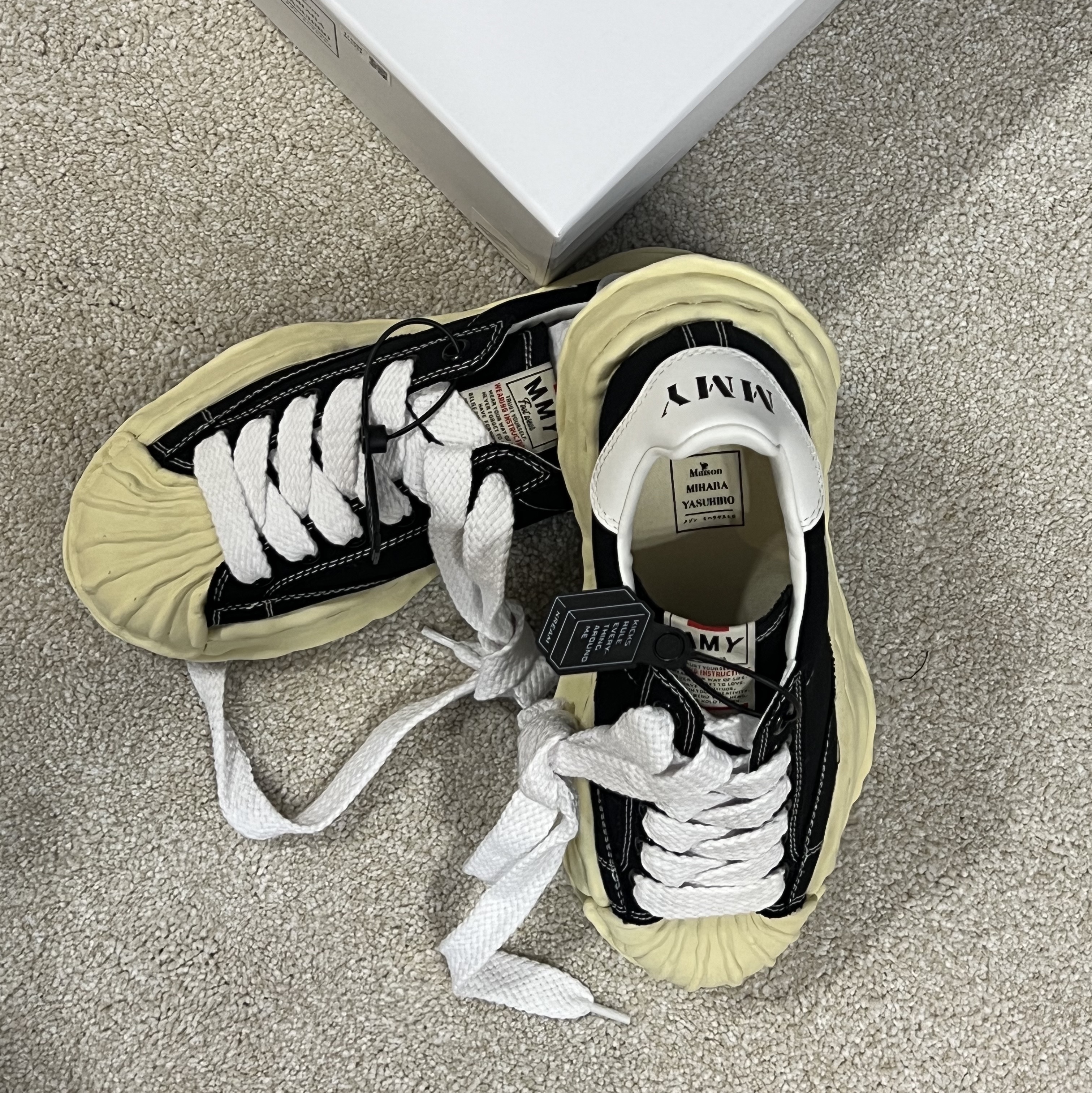 Maison Mihara Yasuhiro Blakey VL OG Sole Canvas Low-top Sneakers Black 착용 스타일 - 1