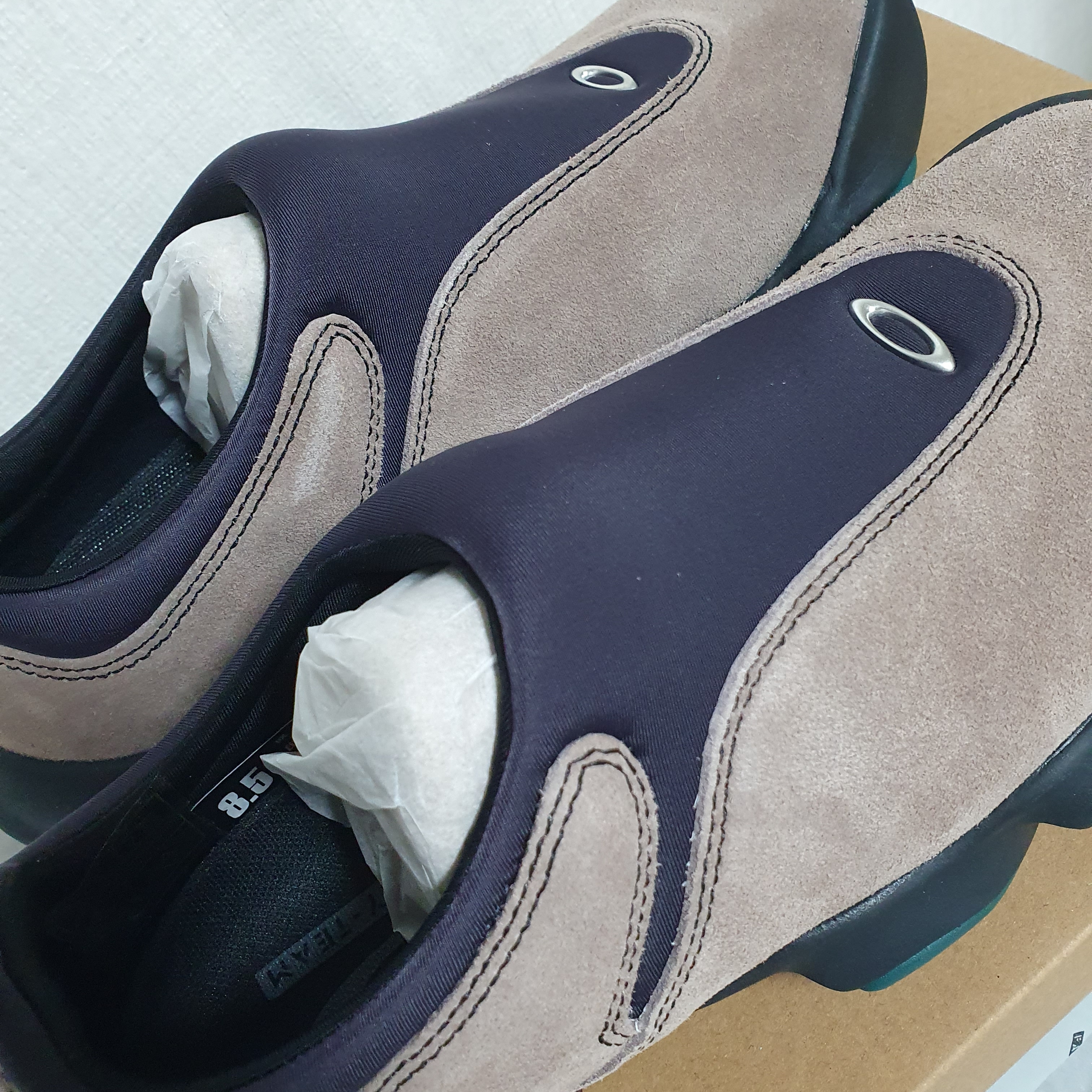 Oakley Factory Team x Brain Dead Suede Flesh Taupe 착용 스타일