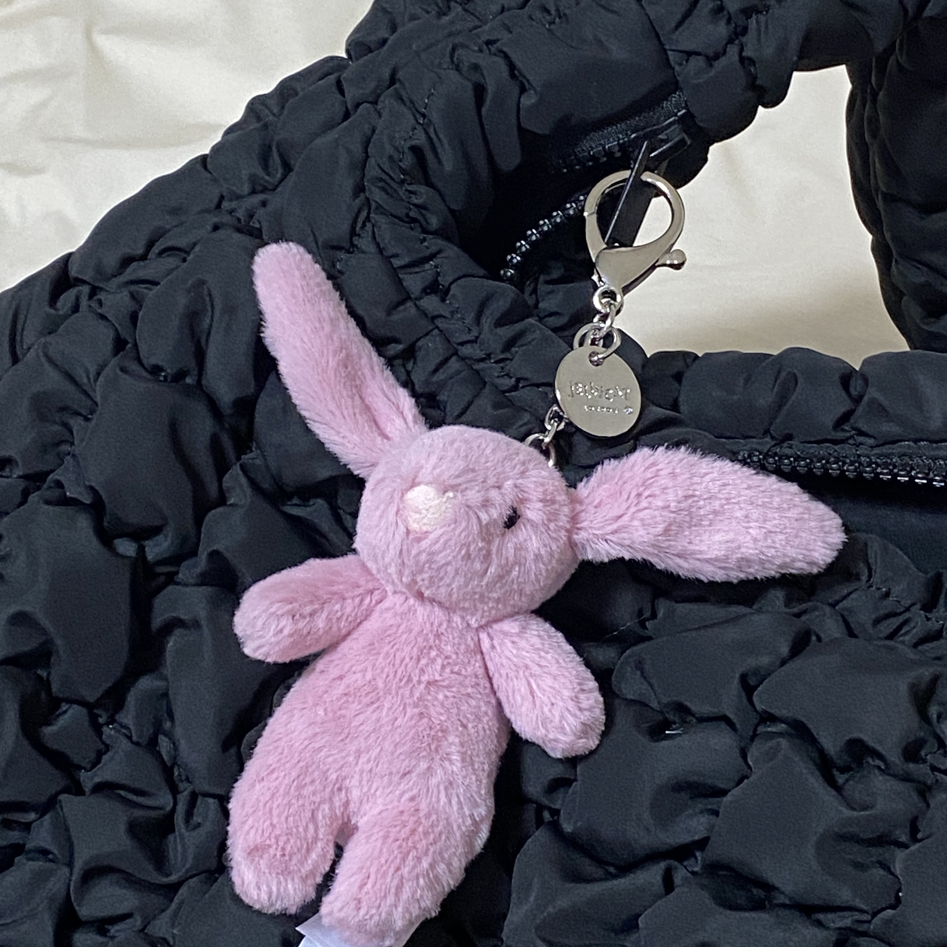 Jellycat Bashful Bunny Bag Charm Tulip 착용 스타일
