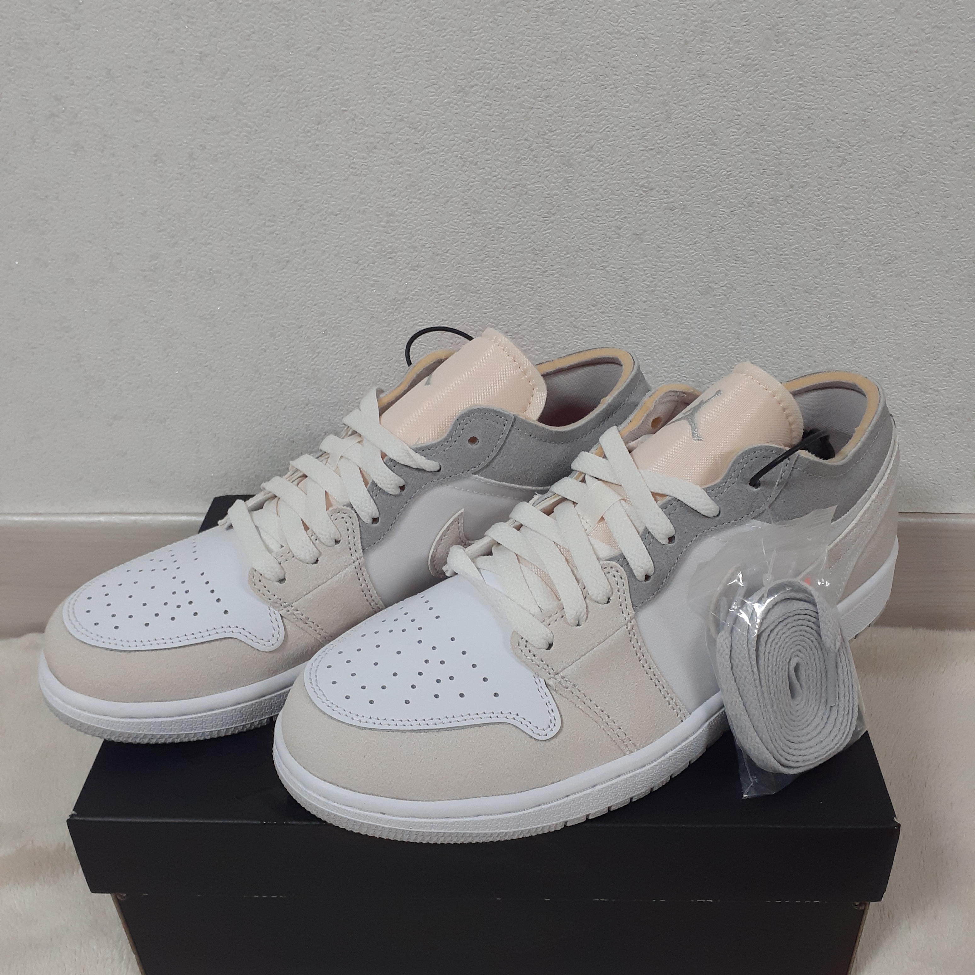 Jordan 1 Low SE Craft White and Phantom 착용 스타일 - 3