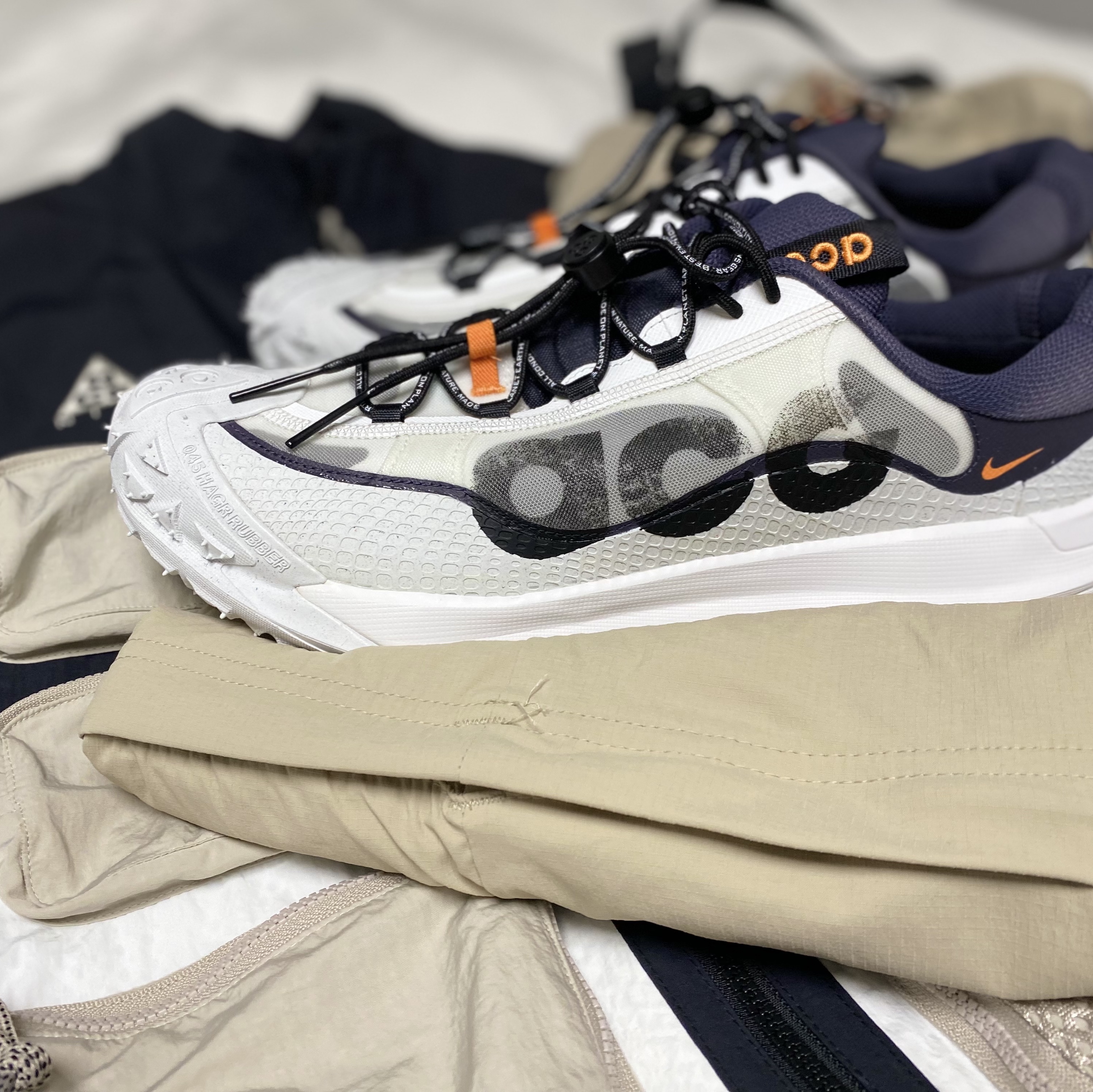 Nike ACG Mountain Fly 2 Low Summit White and Bright Mandarin, Nike ACG Utility Vest Black Summit White - US/EU 착용 스타일 - 1