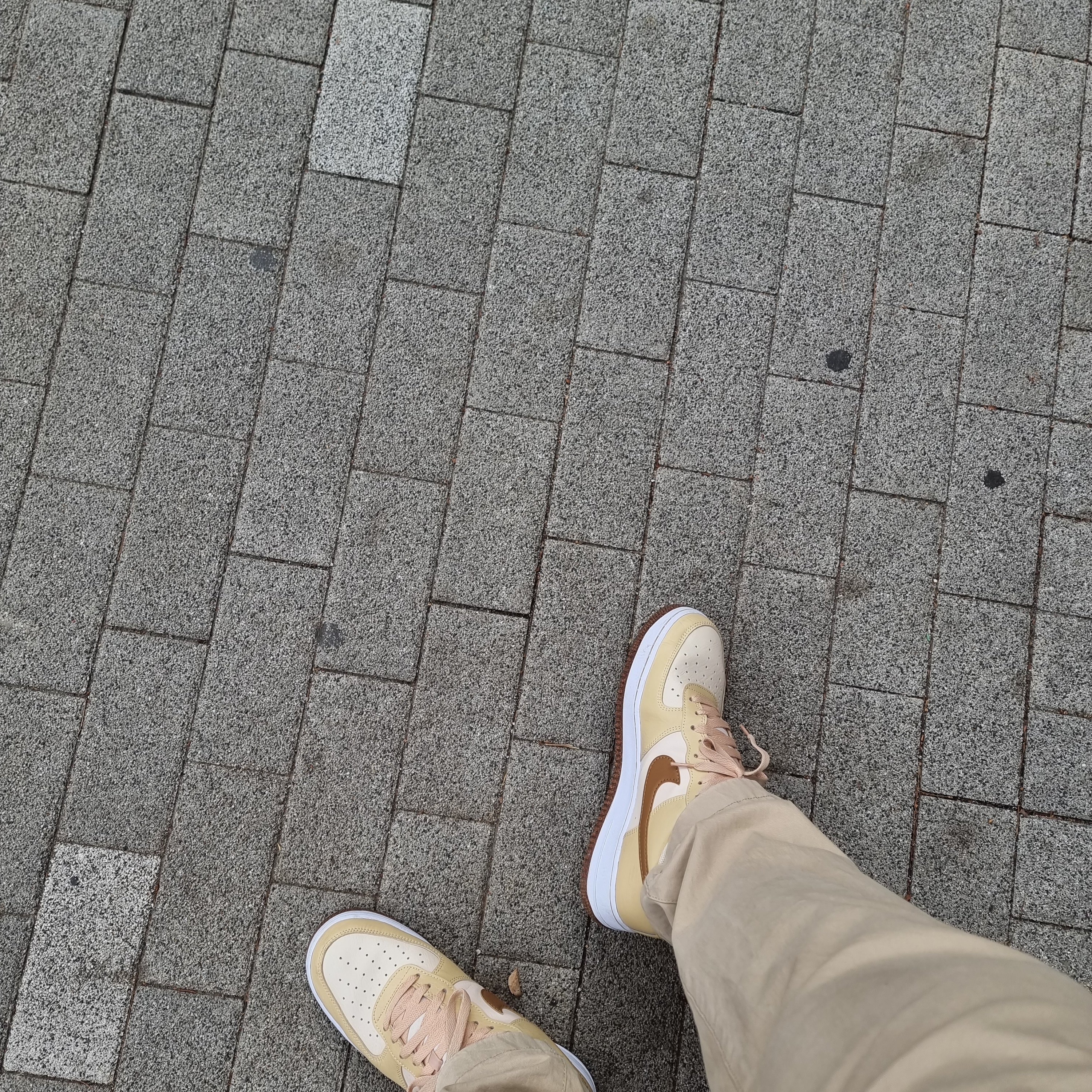 Nike Air Force 1 Low '07 LV8 Pearl White Sesame 착용 스타일 - 2
