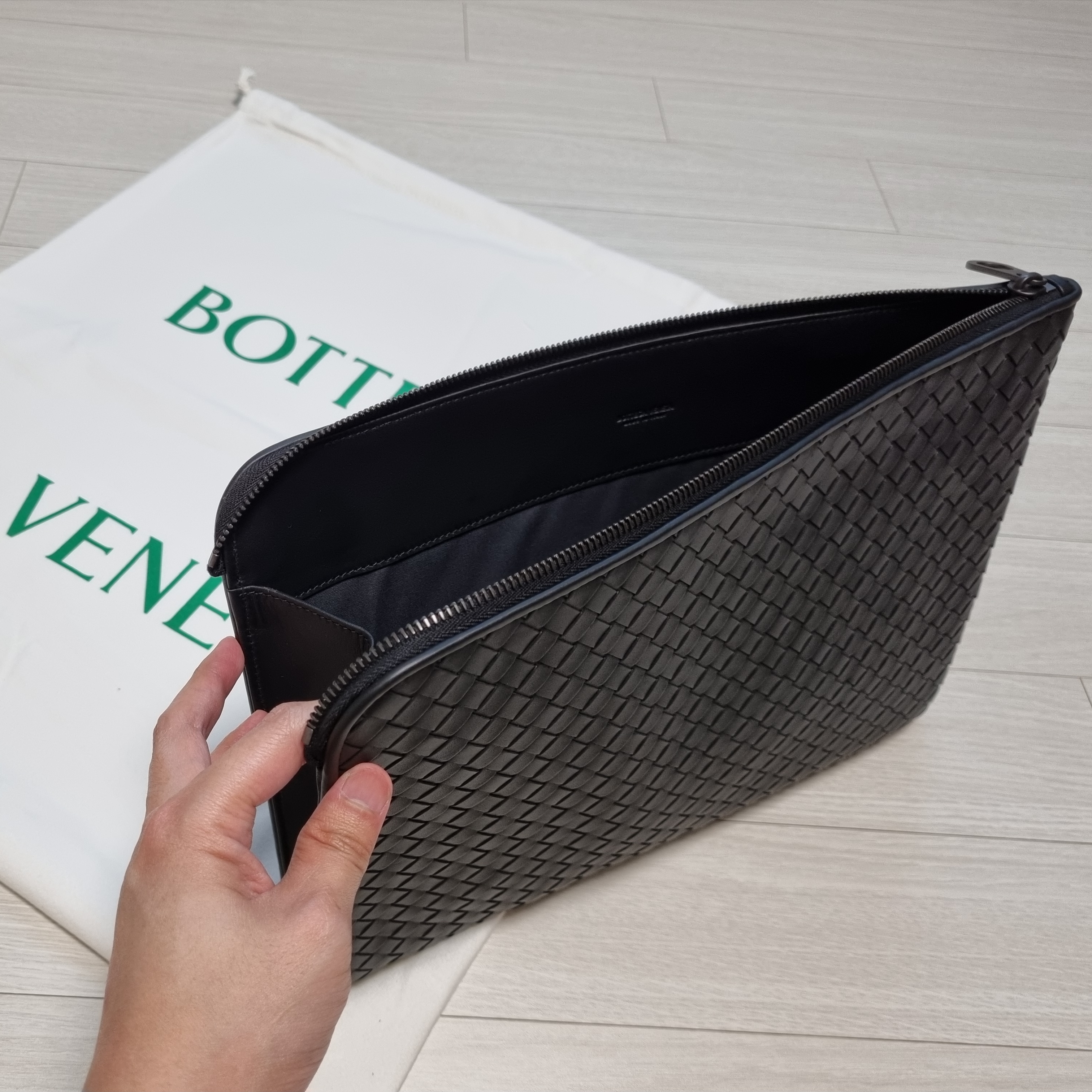 Bottega Veneta Document Case Black 착용 스타일 - 4