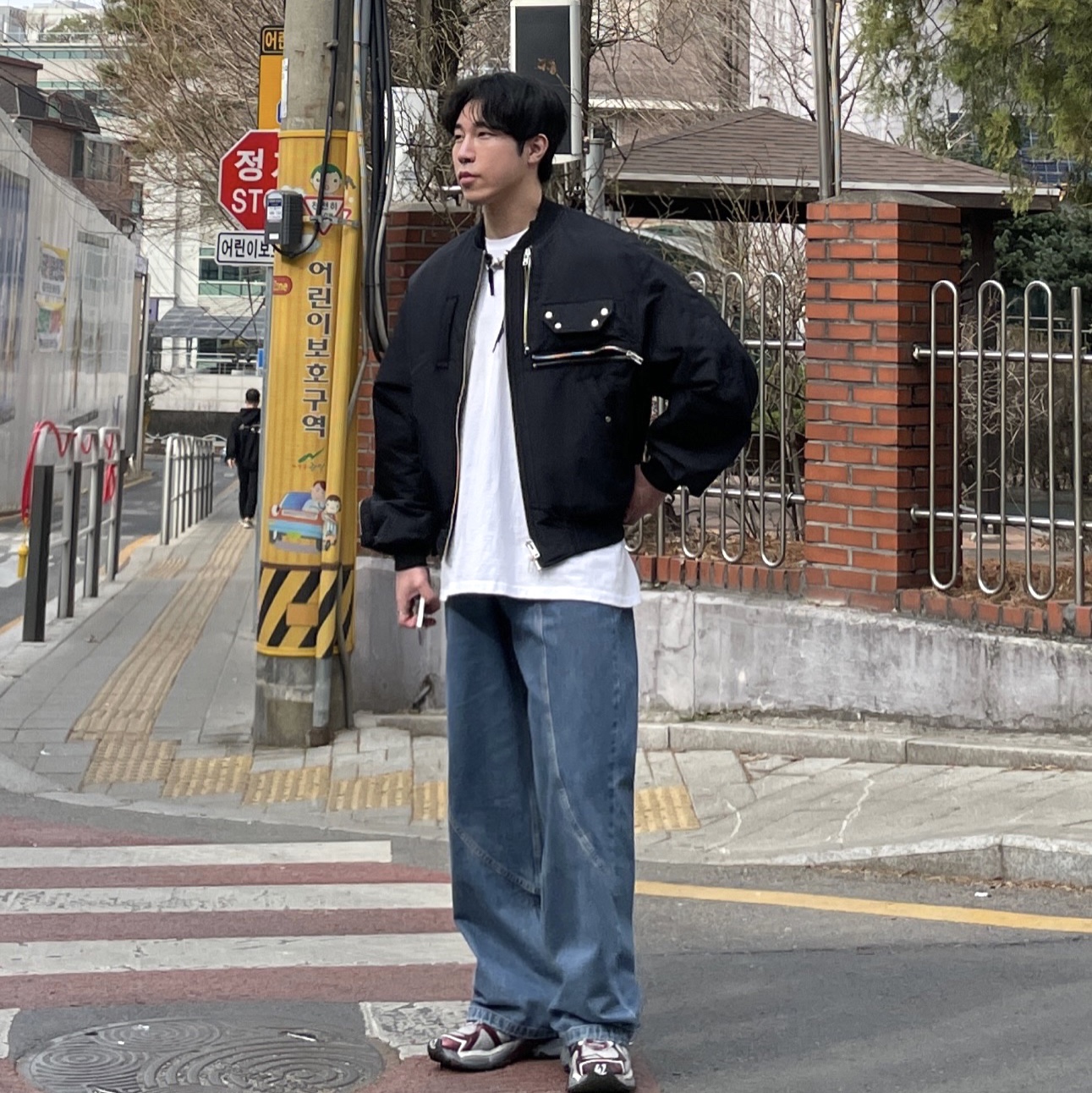 Balenciaga Runner Sneakers Grey Burgundy, Stussy Landin T-Shirt White 착용 스타일 - 1