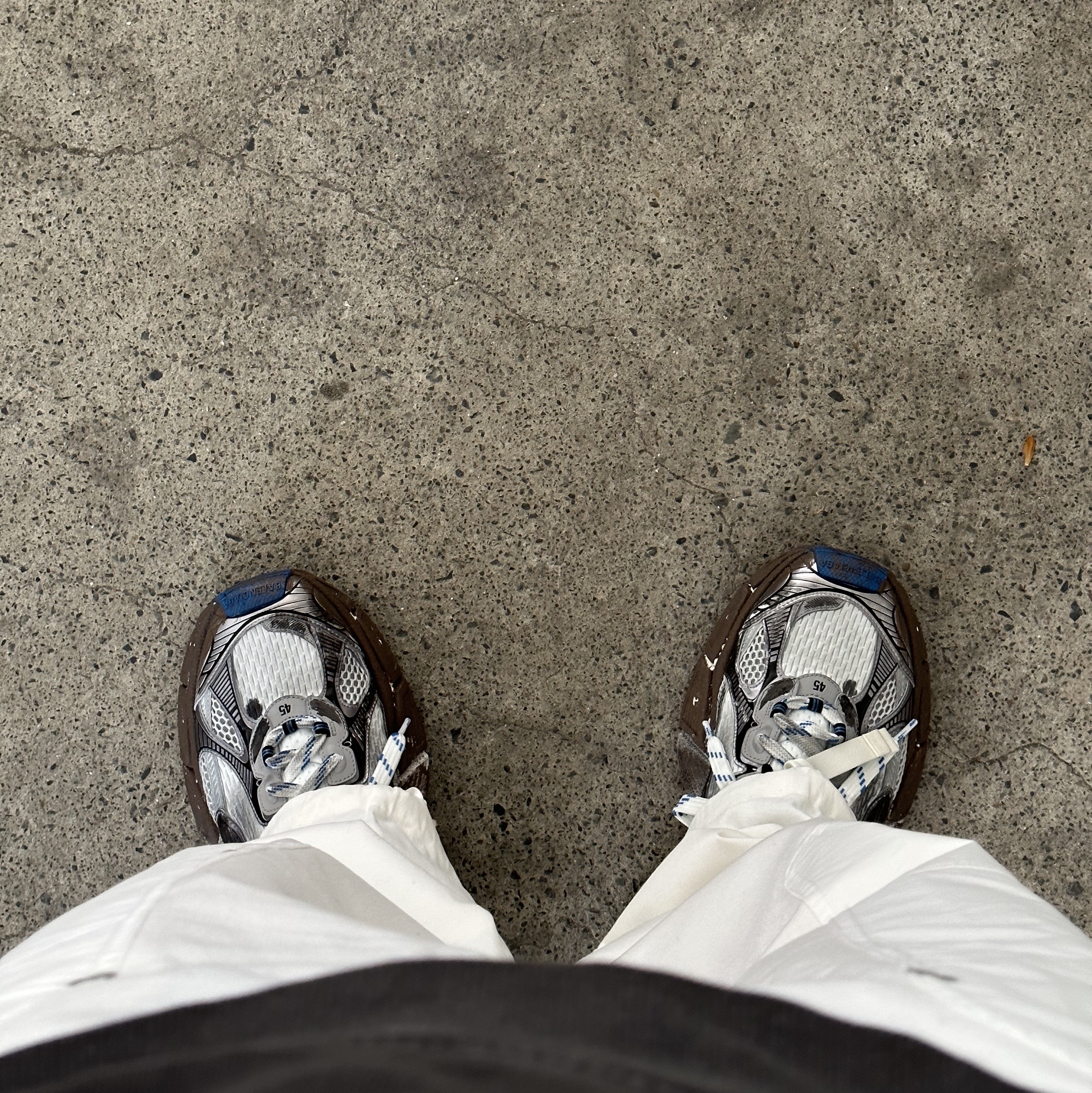 Balenciaga 3XL Sneakers Worn Out Grey White Blue 착용 스타일 - 2