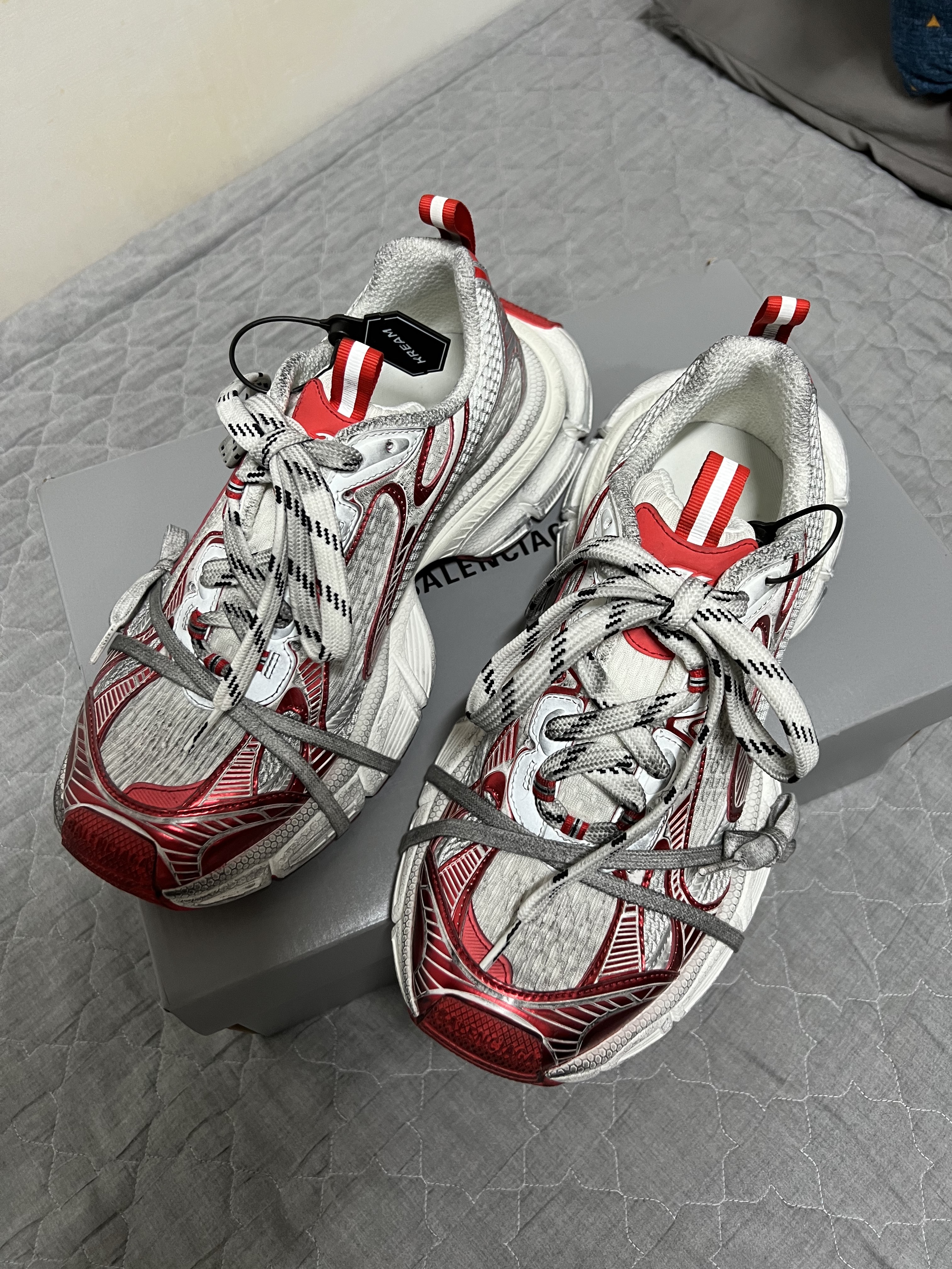Balenciaga 3XL Sneakers White Red 착용 스타일 - 4