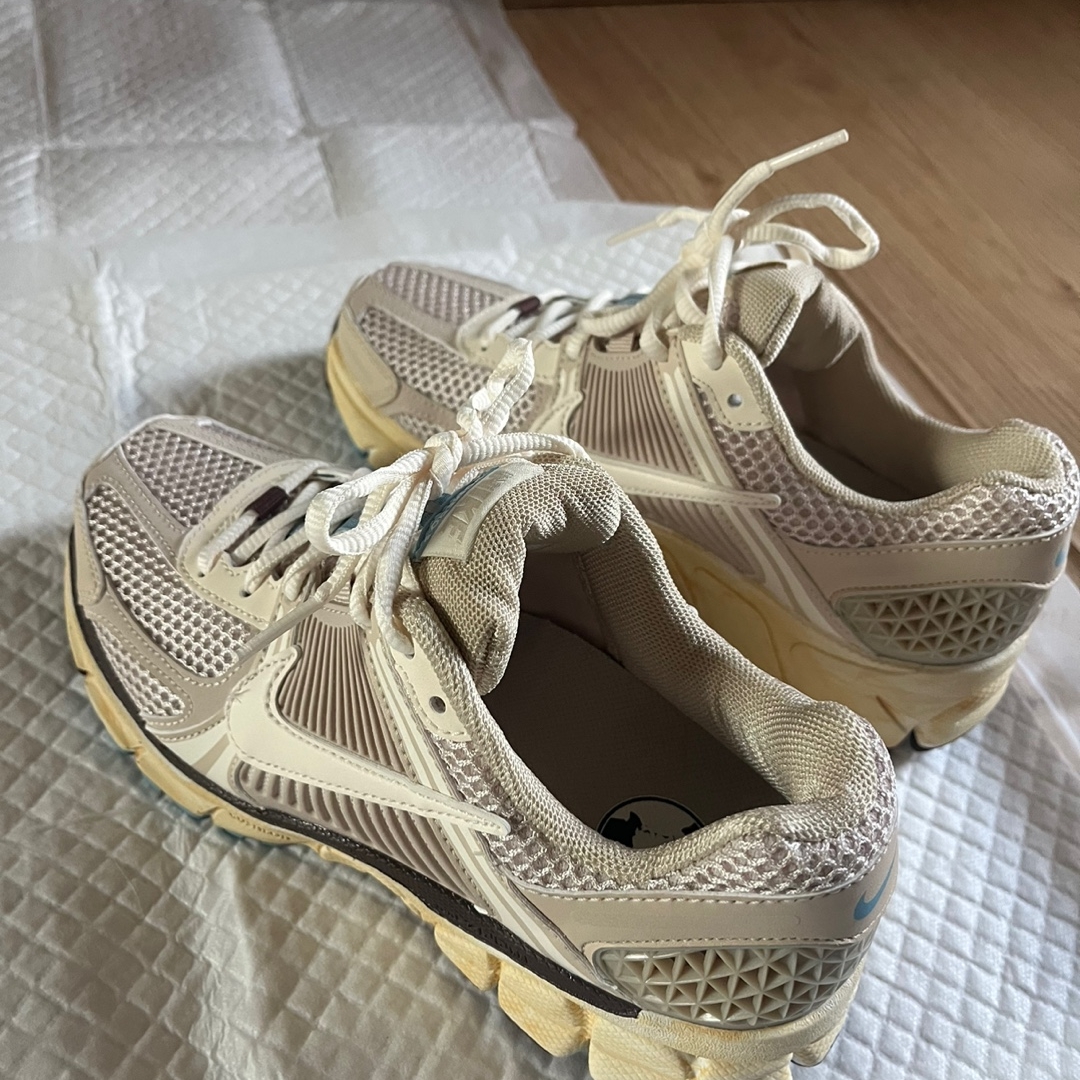 (W) Nike Zoom Vomero 5 Oatmeal 착용 스타일 - 2