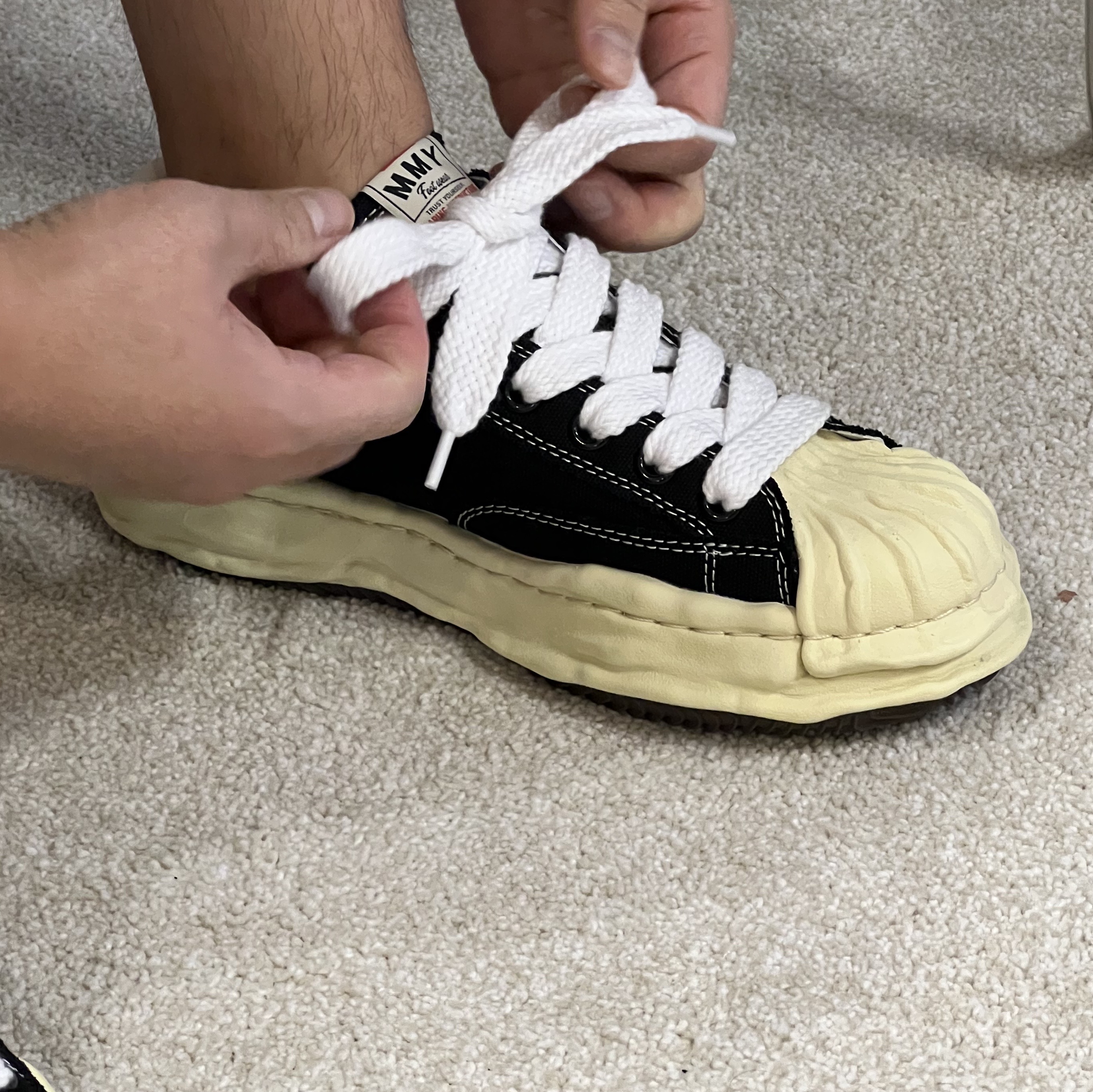 Maison Mihara Yasuhiro Blakey VL OG Sole Canvas Low-top Sneakers Black 착용 스타일 - 3