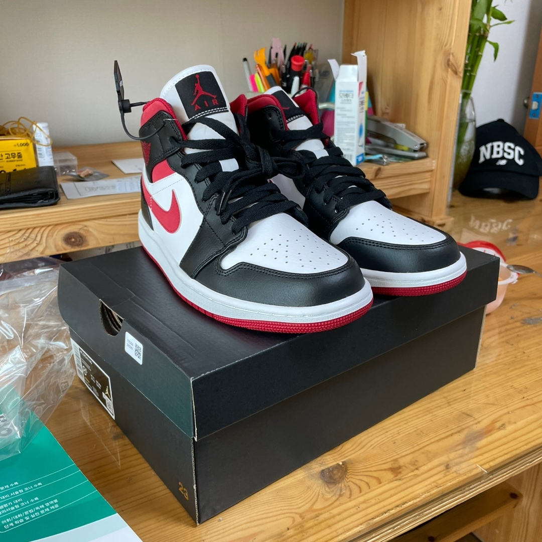 Jordan 1 Mid Gym Red Black White 착용 스타일