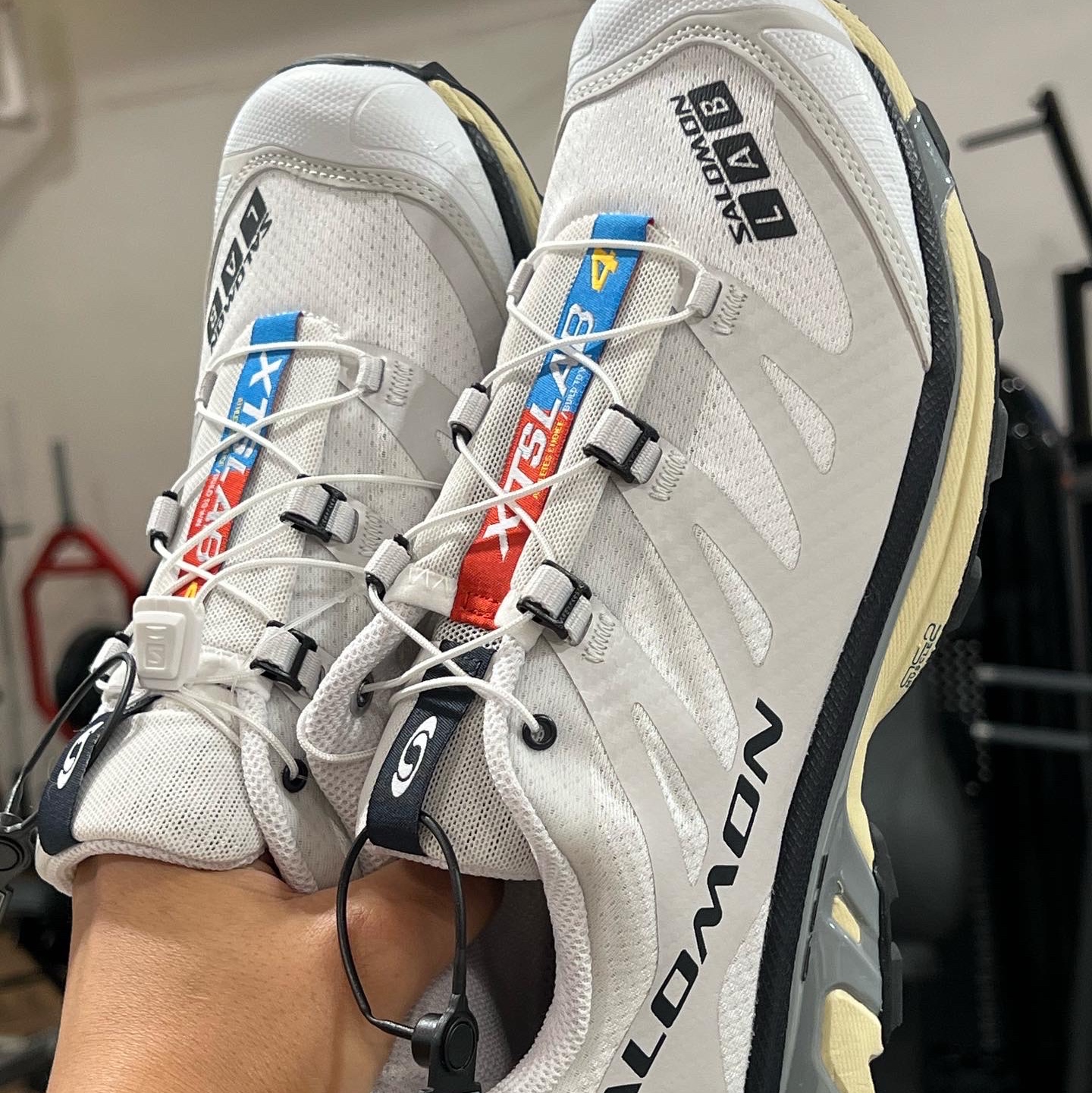 Salomon XT-4 White Lunar Rock 착용 스타일 - 1