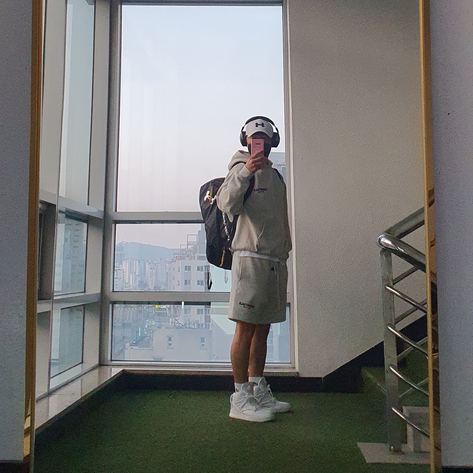 Essentials The Core Collection Hoodie Light Oatmeal, Essentials The Core Collection Sweatshorts Light Oatmeal 착용 스타일