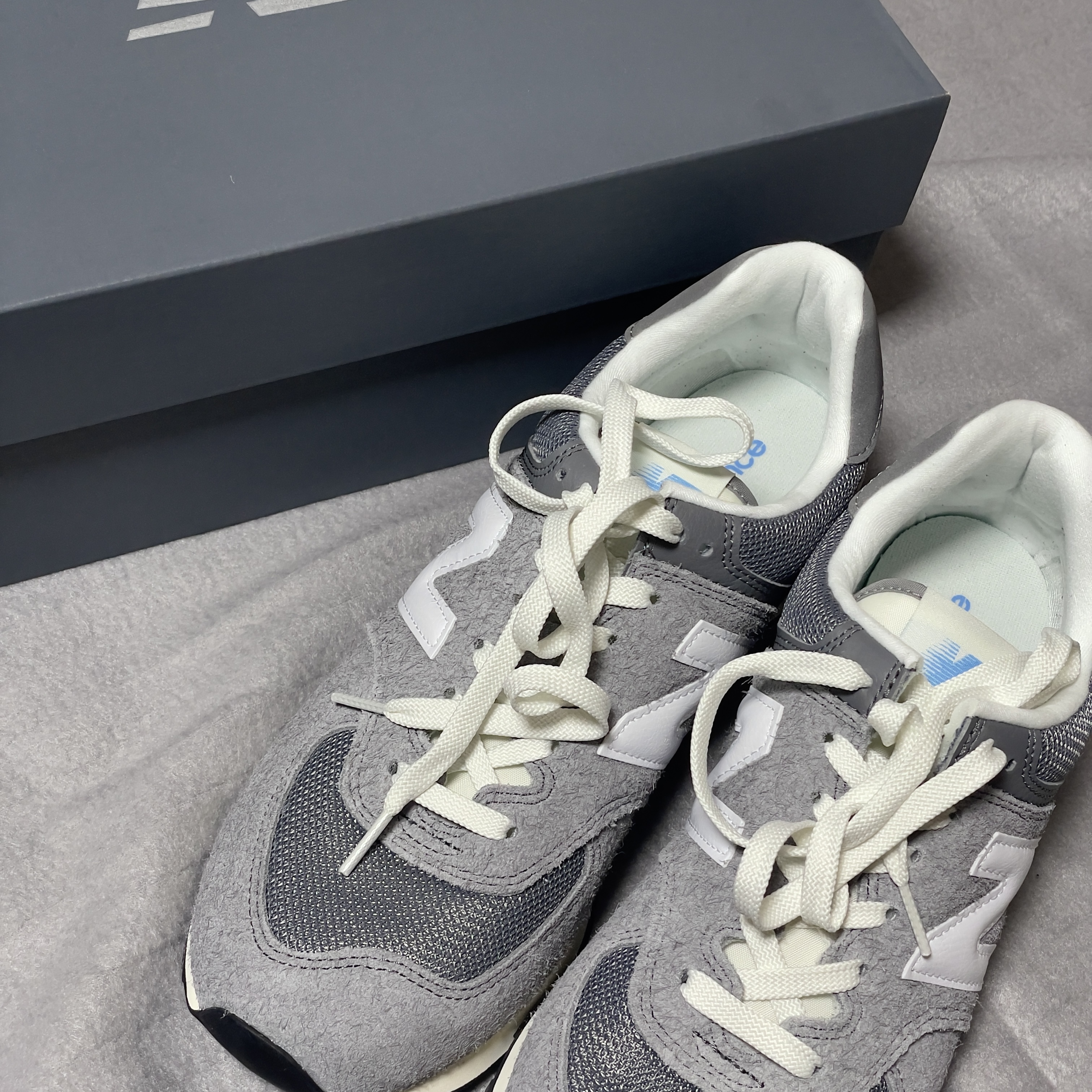 New Balance 574 Heritage Gray 착용 스타일