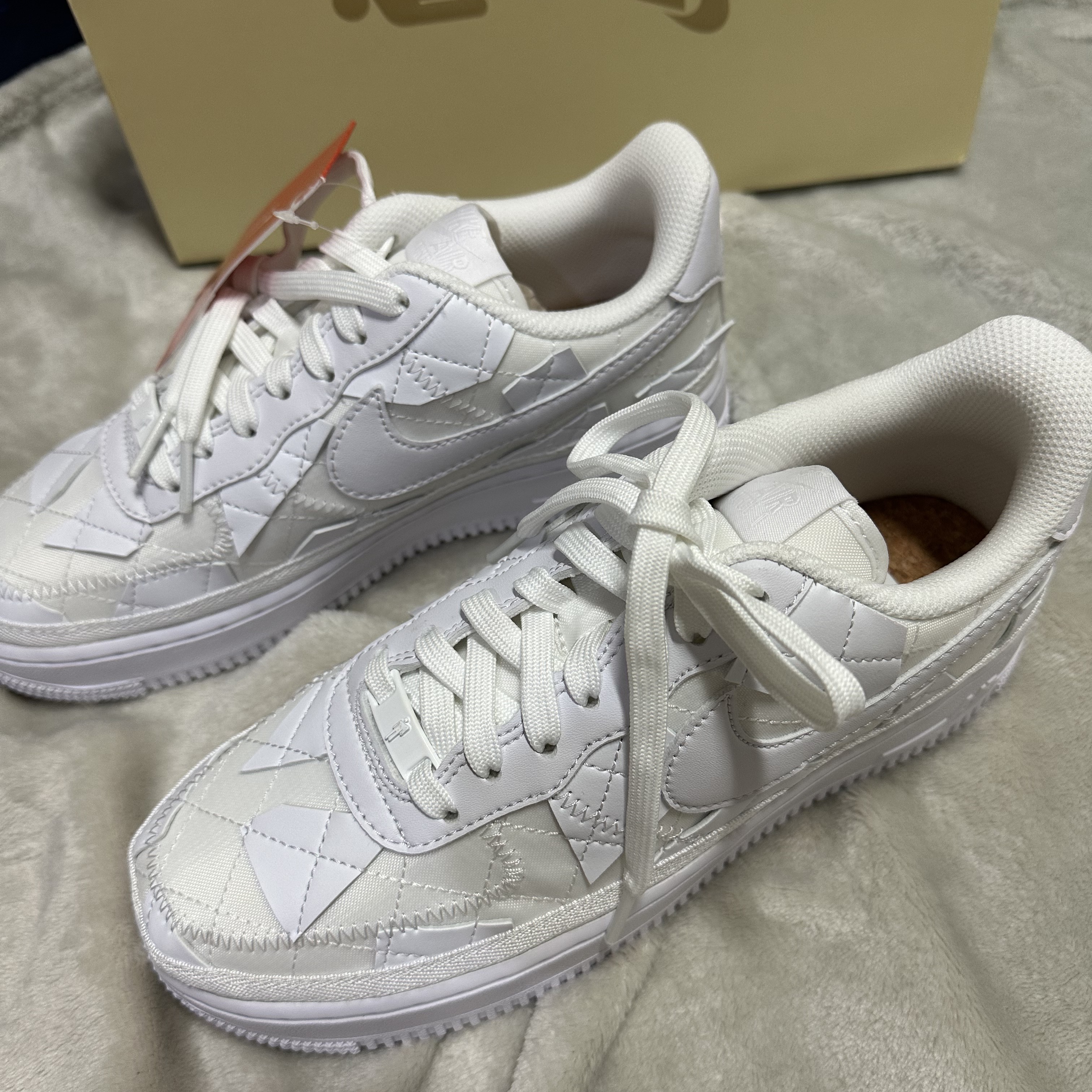 Nike x Billie Eilish Air Force 1 Low SP Triple White 착용 스타일 - 2