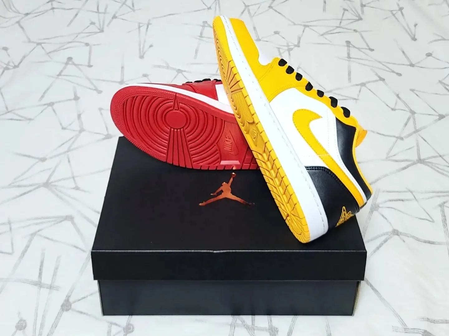 Jordan 1 Low Taxi, Jordan 1 Low White Gym Red Black 착용 스타일 - 4