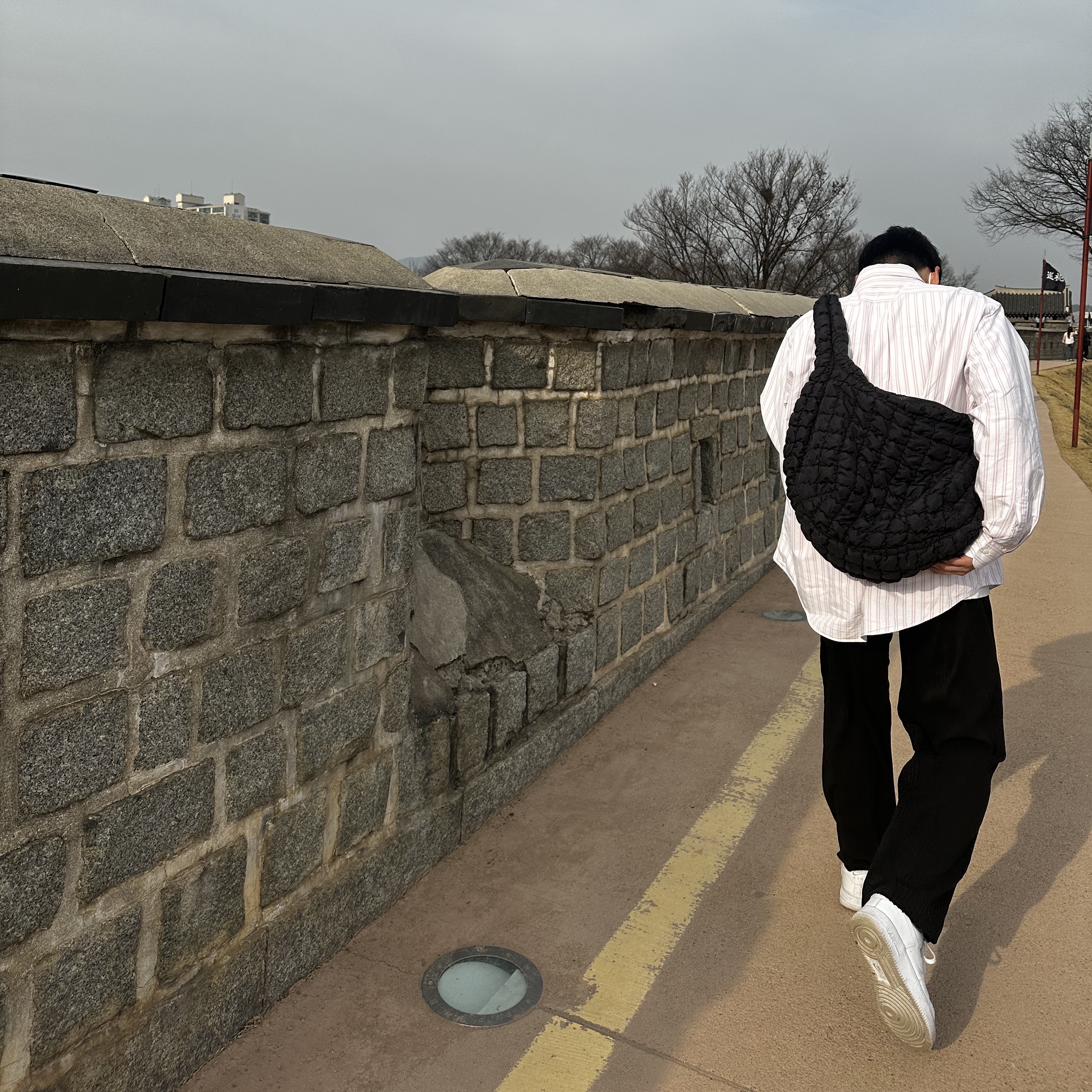 COS Quilted Oversized Shoulder Bag Black, Nike Air Force 1 '07 Low White 착용 스타일