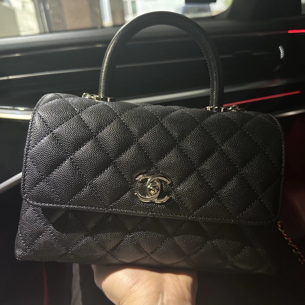 Chanel Flap Bag with Top Handle Grained Calfskin & Gold Black 착용 스타일