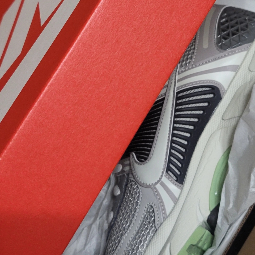 (W) Nike Zoom Vomero 5 Cobblestone and Flat Pewter 착용 스타일