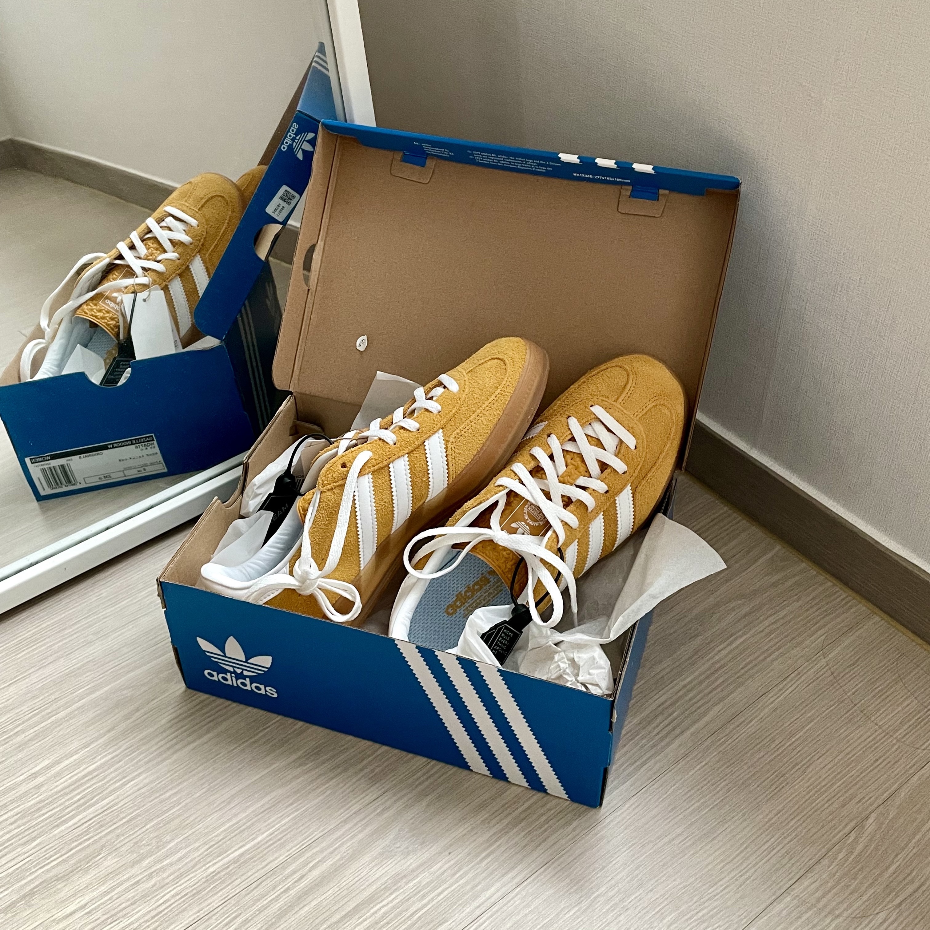(W) Adidas Gazelle Indoor Orange Peel Cloud White 착용 스타일