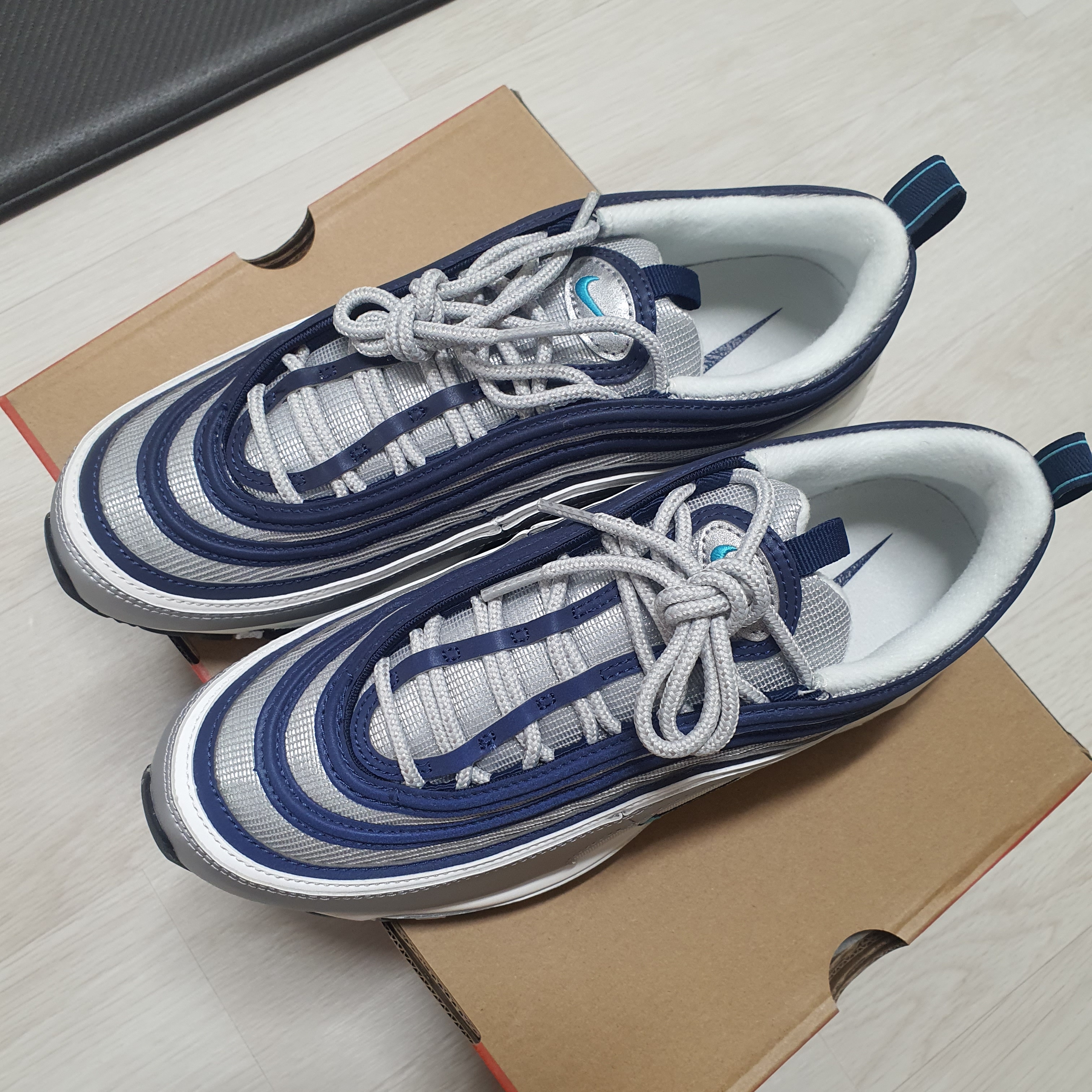 Nike Air Max 97 OG Metallic Silver and Chlorine Blue 착용 스타일 - 2