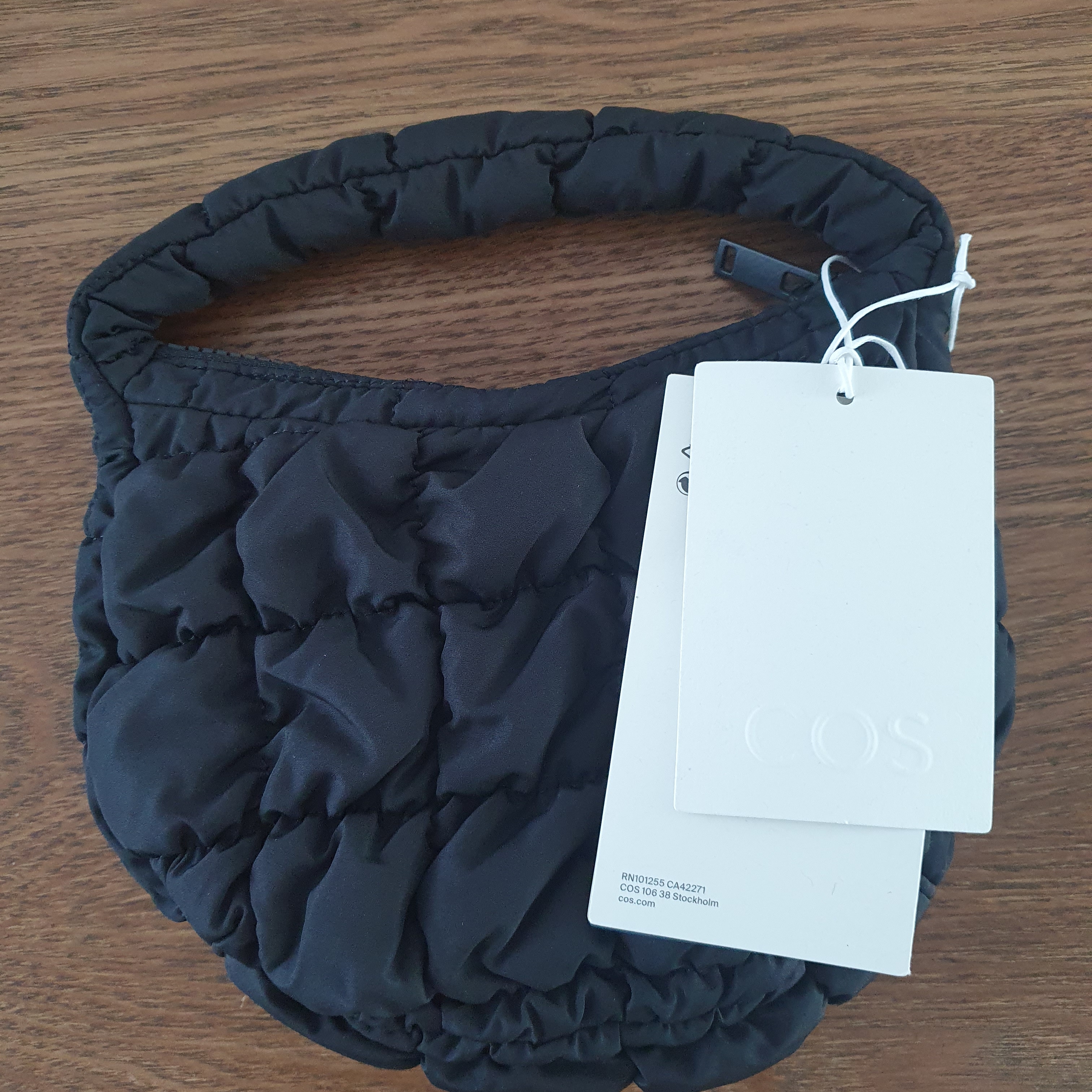 COS Quilted Micro Bag Black 착용 스타일