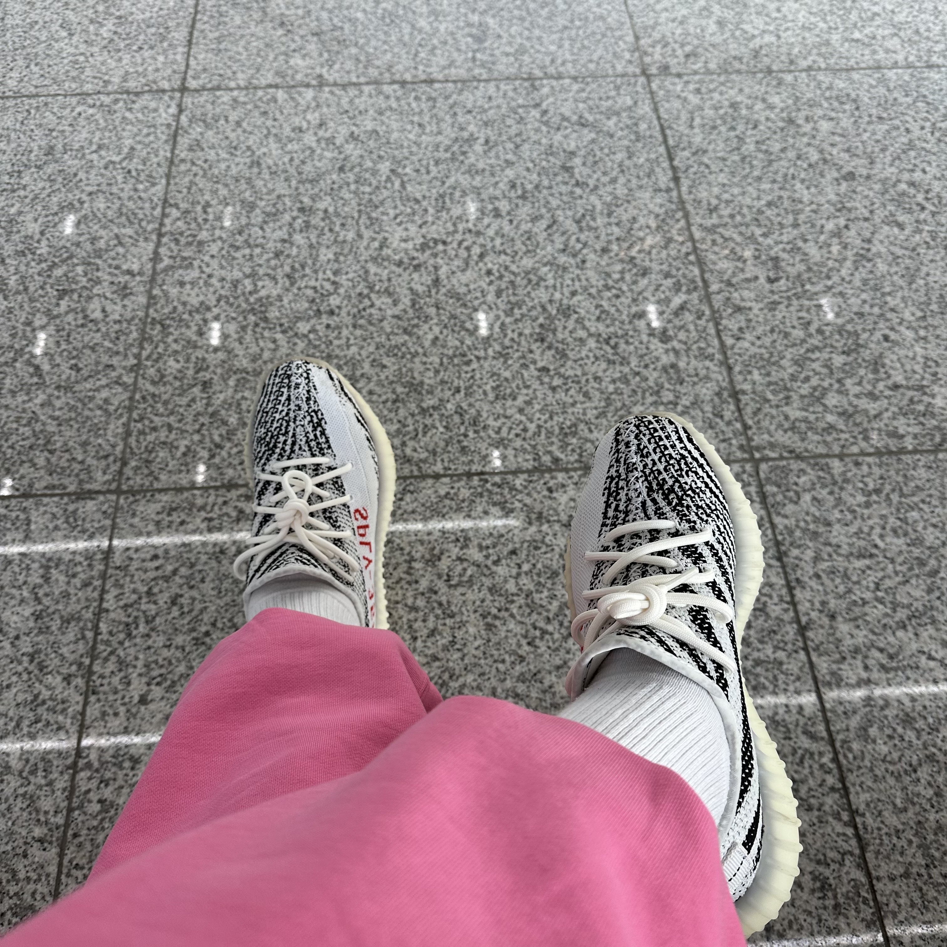 Adidas Yeezy Boost 350 V2 Zebra 2017/2019/2020, Nike x Stussy NRG Washed Fleece Pants Lotus PInk (DO5296-670) 착용 스타일