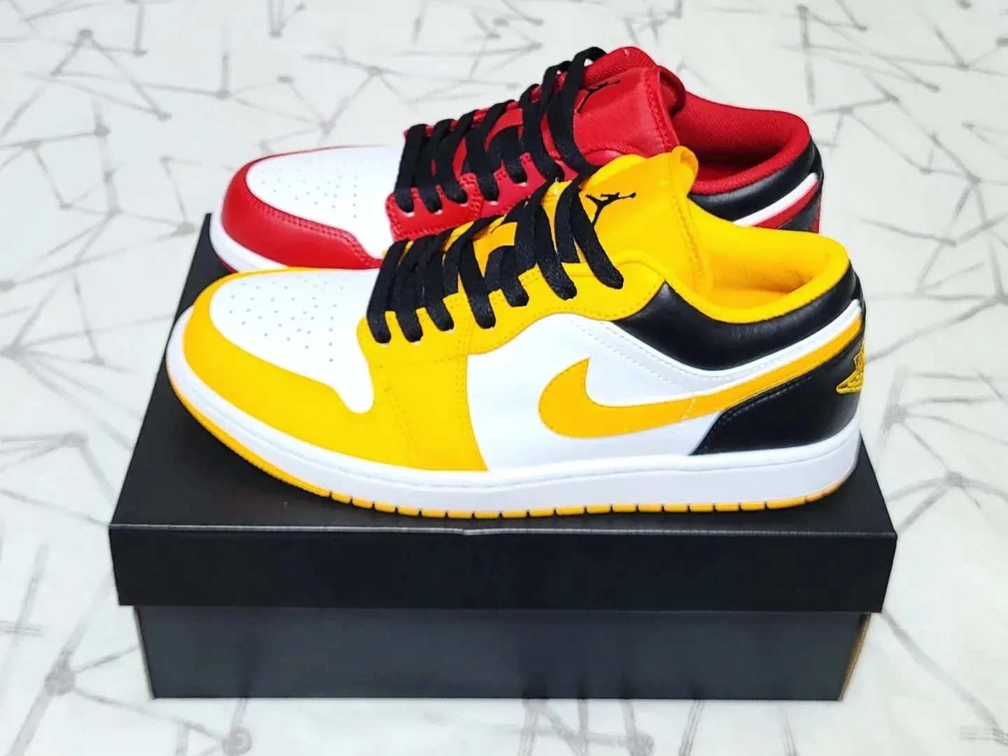 Jordan 1 Low Taxi, Jordan 1 Low White Gym Red Black 착용 스타일 - 2