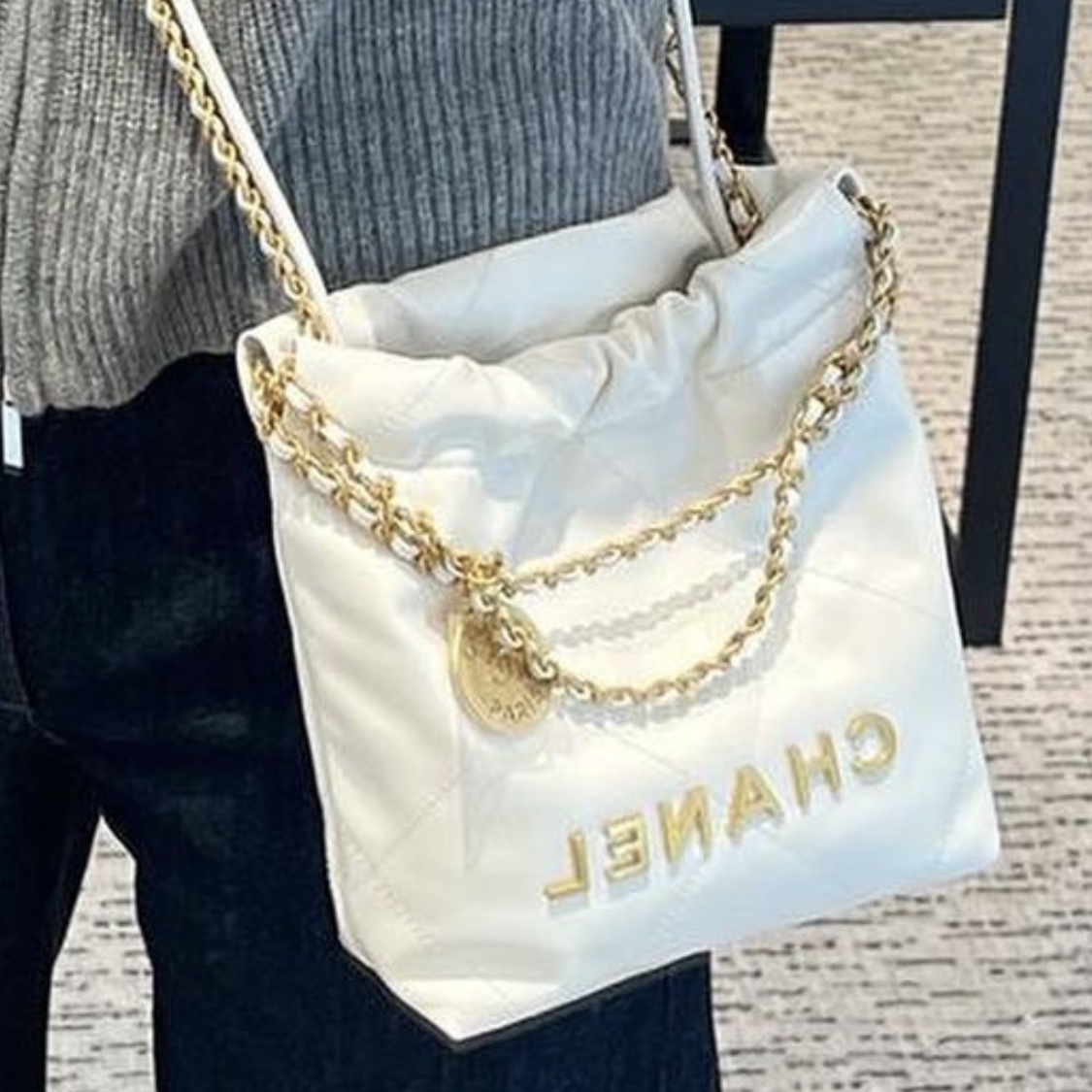 Chanel 22 Mini Handbag Shiny Calfskin & Gold White 착용 스타일 - 2