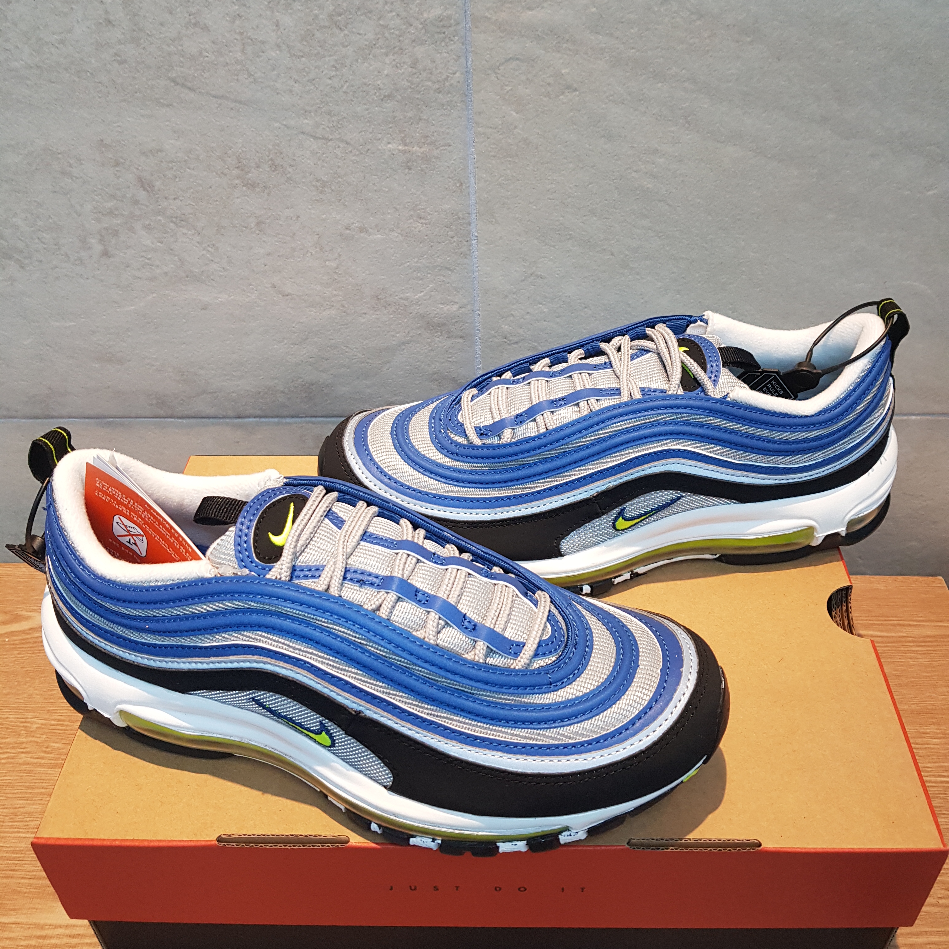 Nike Air Max 97 OG Atlantic Blue and Voltage Yellow 착용 스타일 - 2