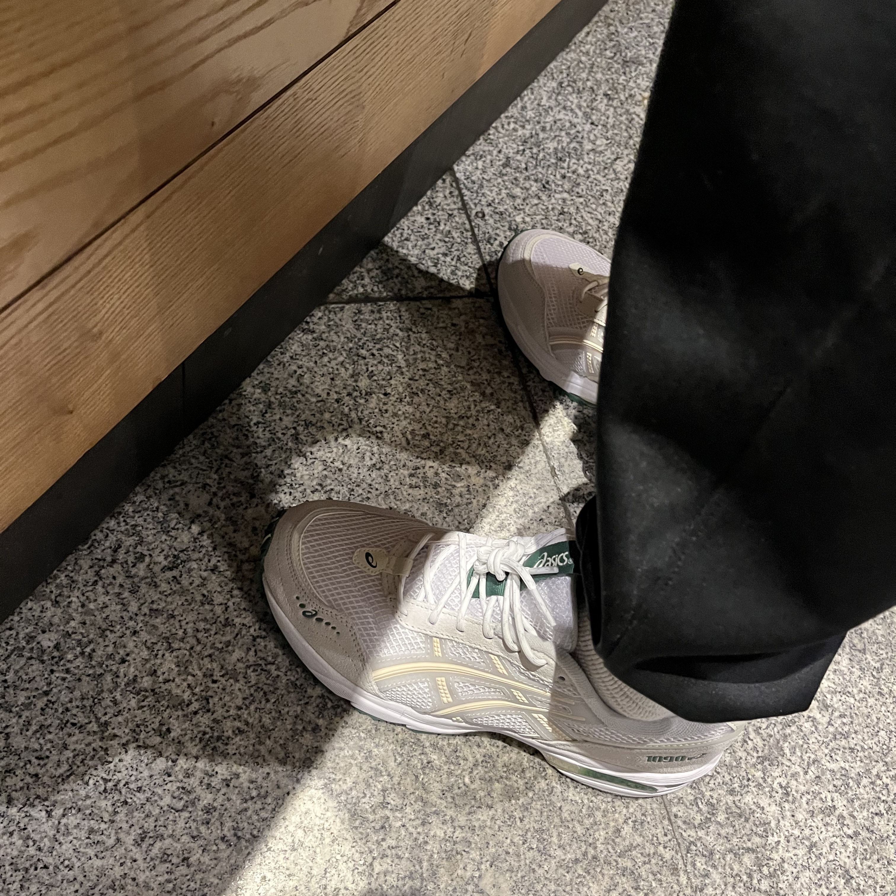 (W) Asics Gel-1090 V2 White Glacier Grey 착용 스타일 - 2