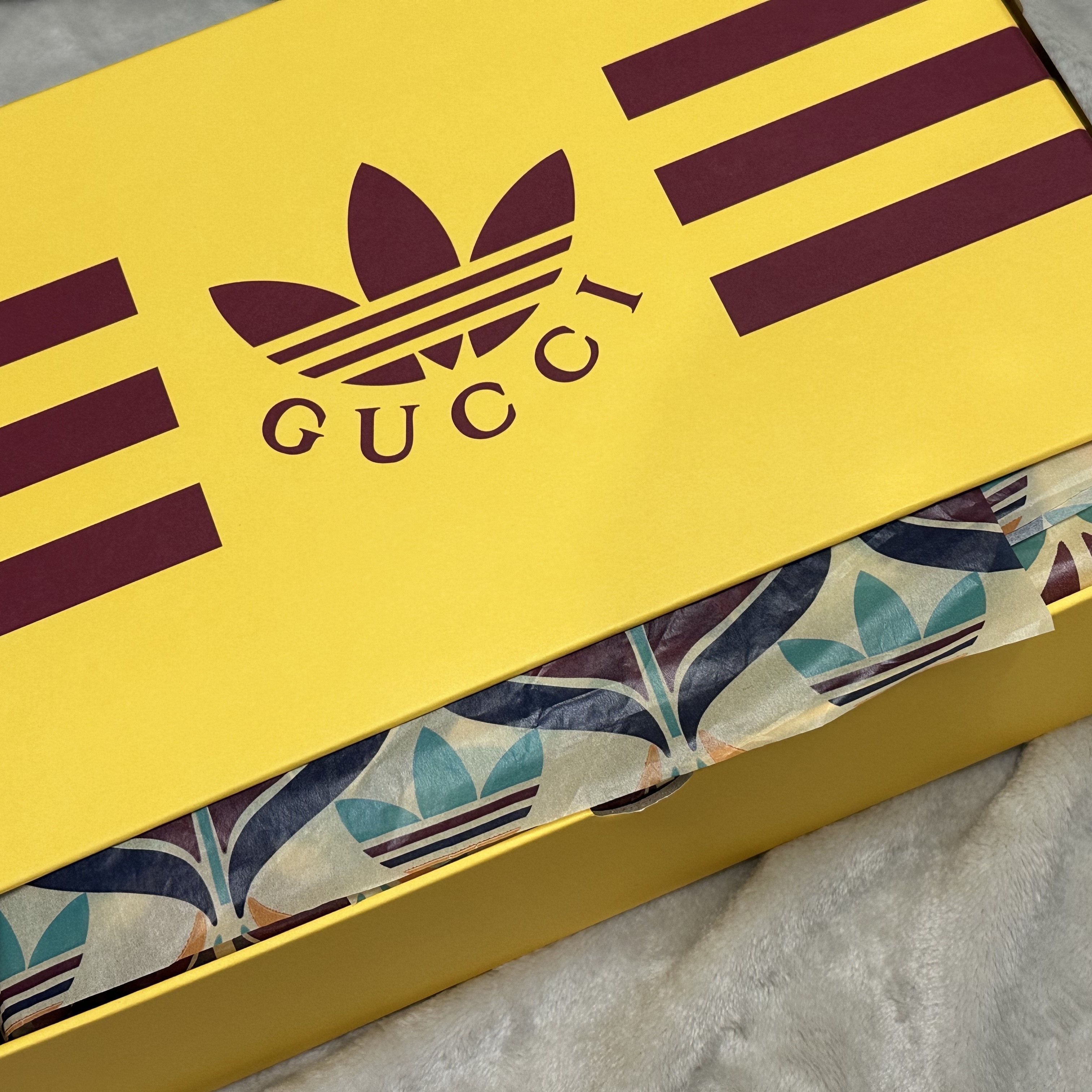 (W) Gucci x Adidas Gazelle Sneakers Beige Ebony GG Supreme Canvas 착용 스타일 - 3