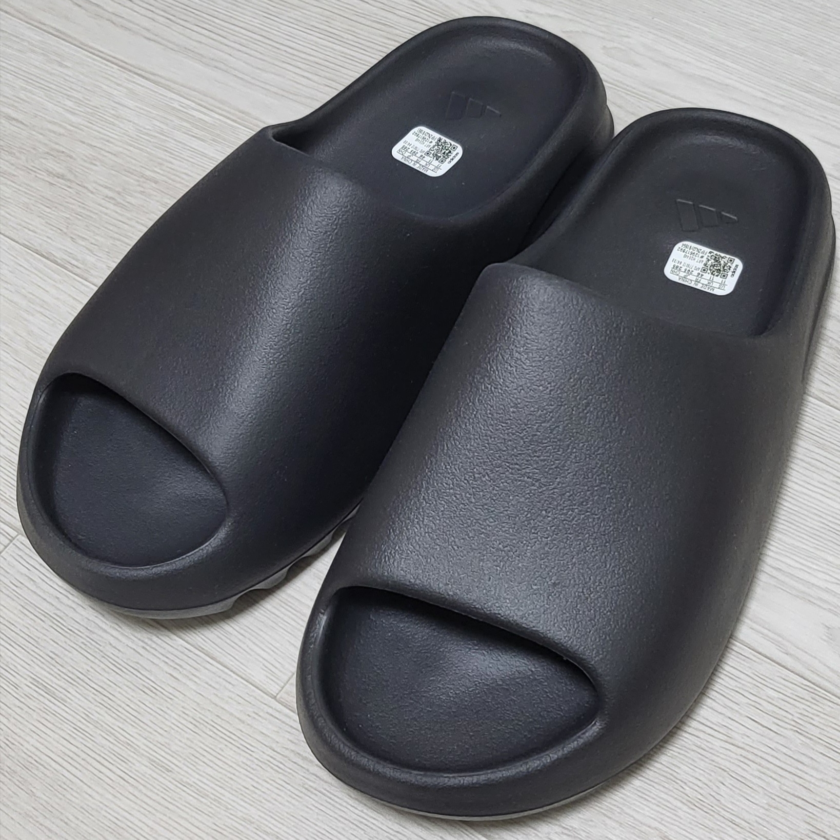 Adidas Yeezy Slide Onyx, Adidas Yeezy Slide Resin 2022 착용 스타일 - 1