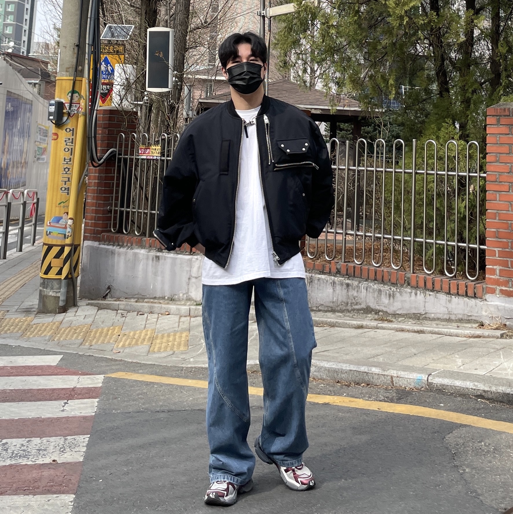 Balenciaga Runner Sneakers Grey Burgundy, Stussy Landin T-Shirt White 착용 스타일 - 3
