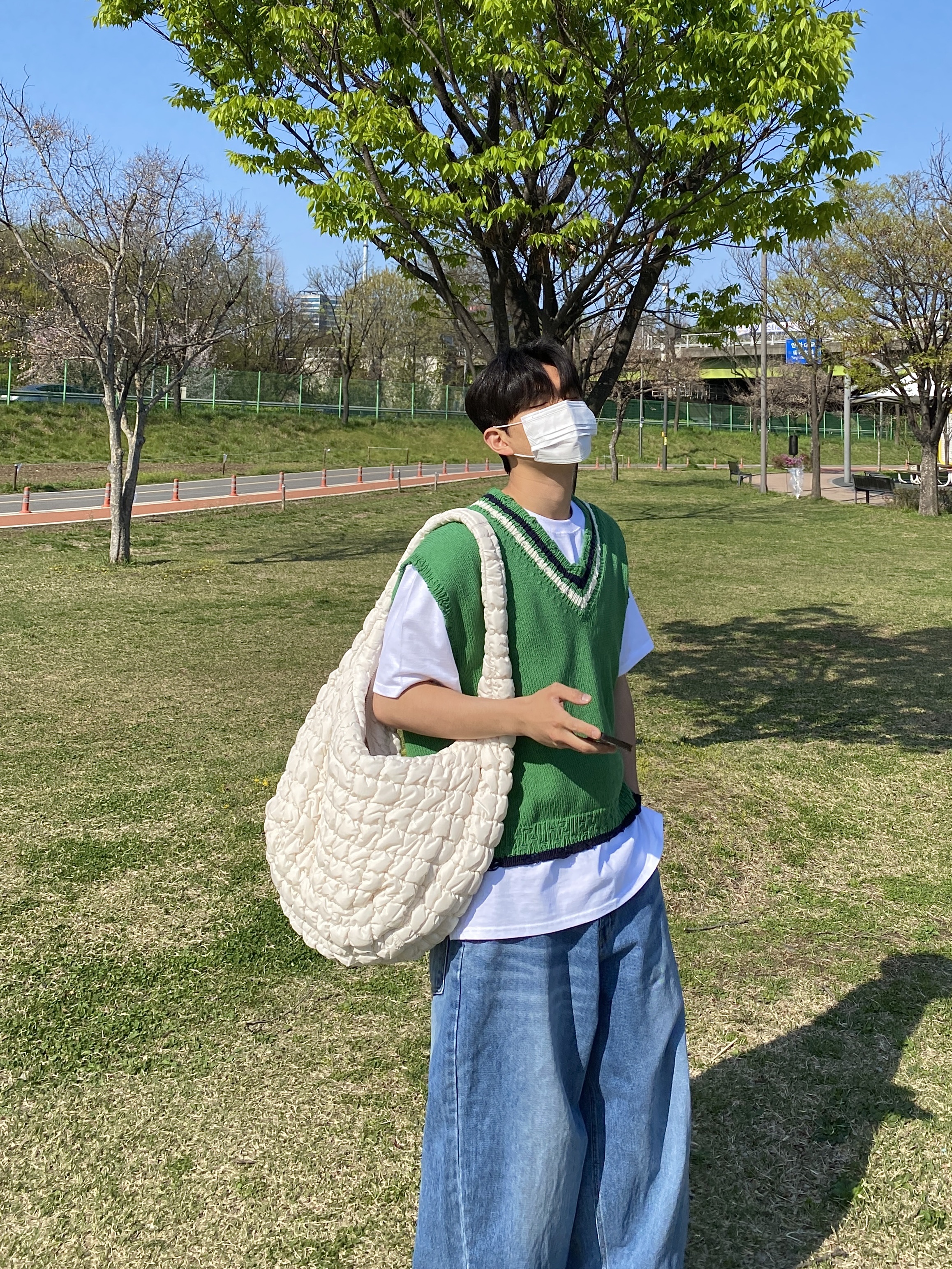 Nike Air Force 1 '07 Low White, COS Quilted Oversized Shoulder Bag Off White Light Beige 착용 스타일 - 1