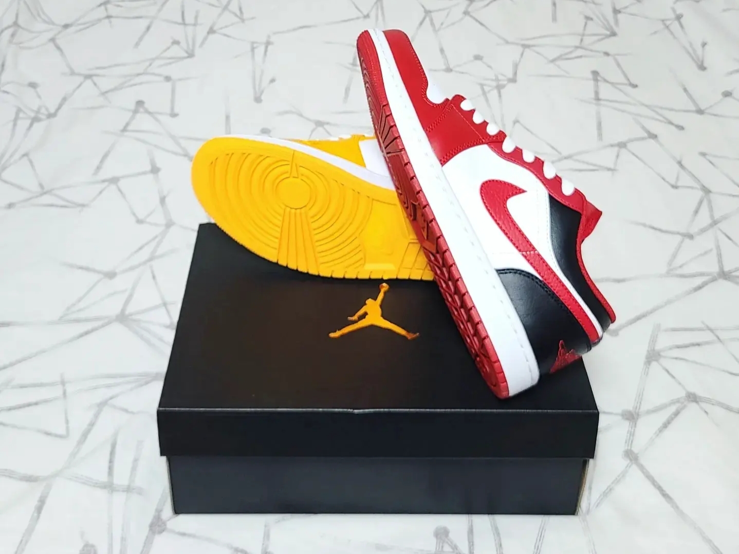 Jordan 1 Low White Gym Red Black, Jordan 1 Low Taxi 착용 스타일 - 4
