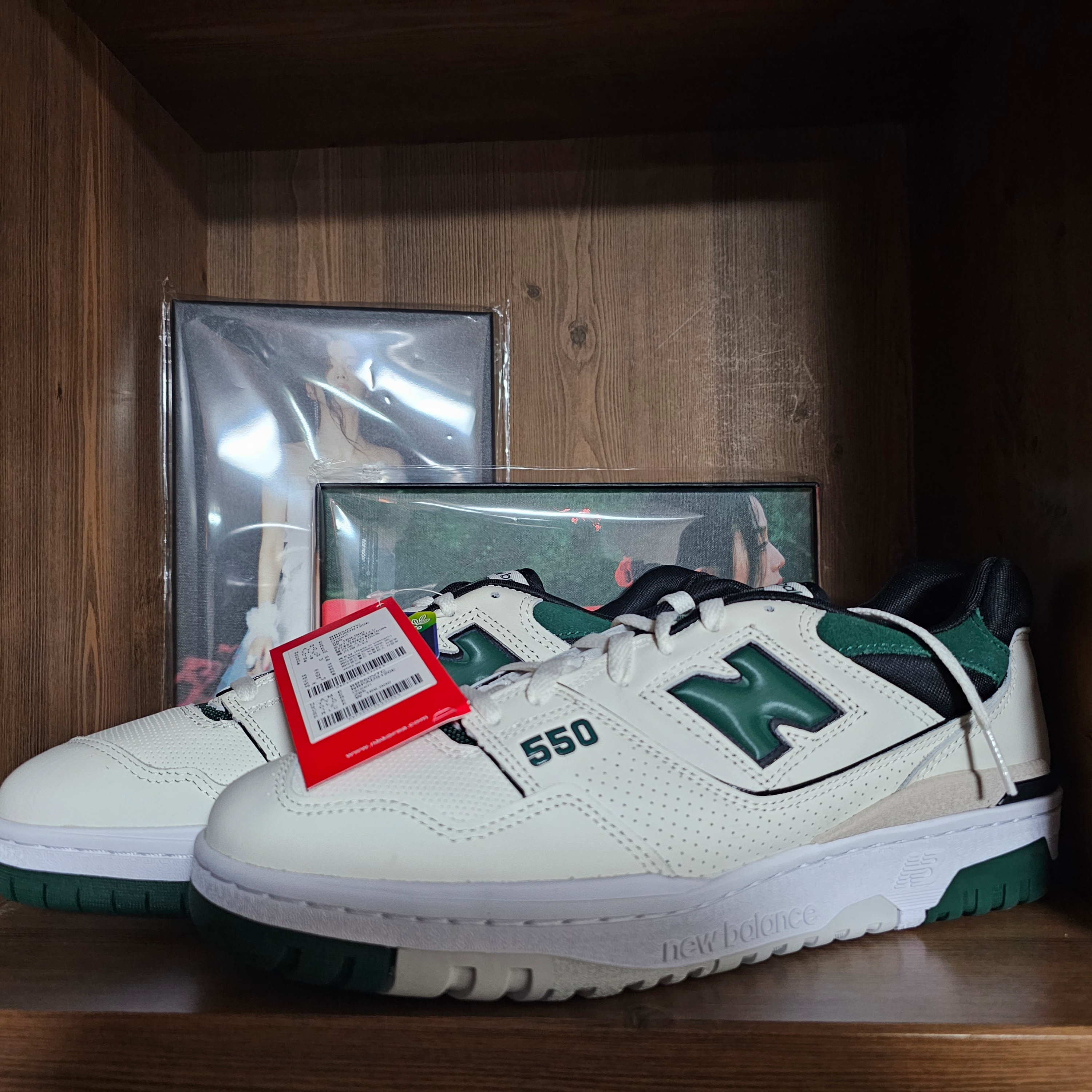 New Balance 550 Sea Salt Green - 2E Wide 착용 스타일 - 1