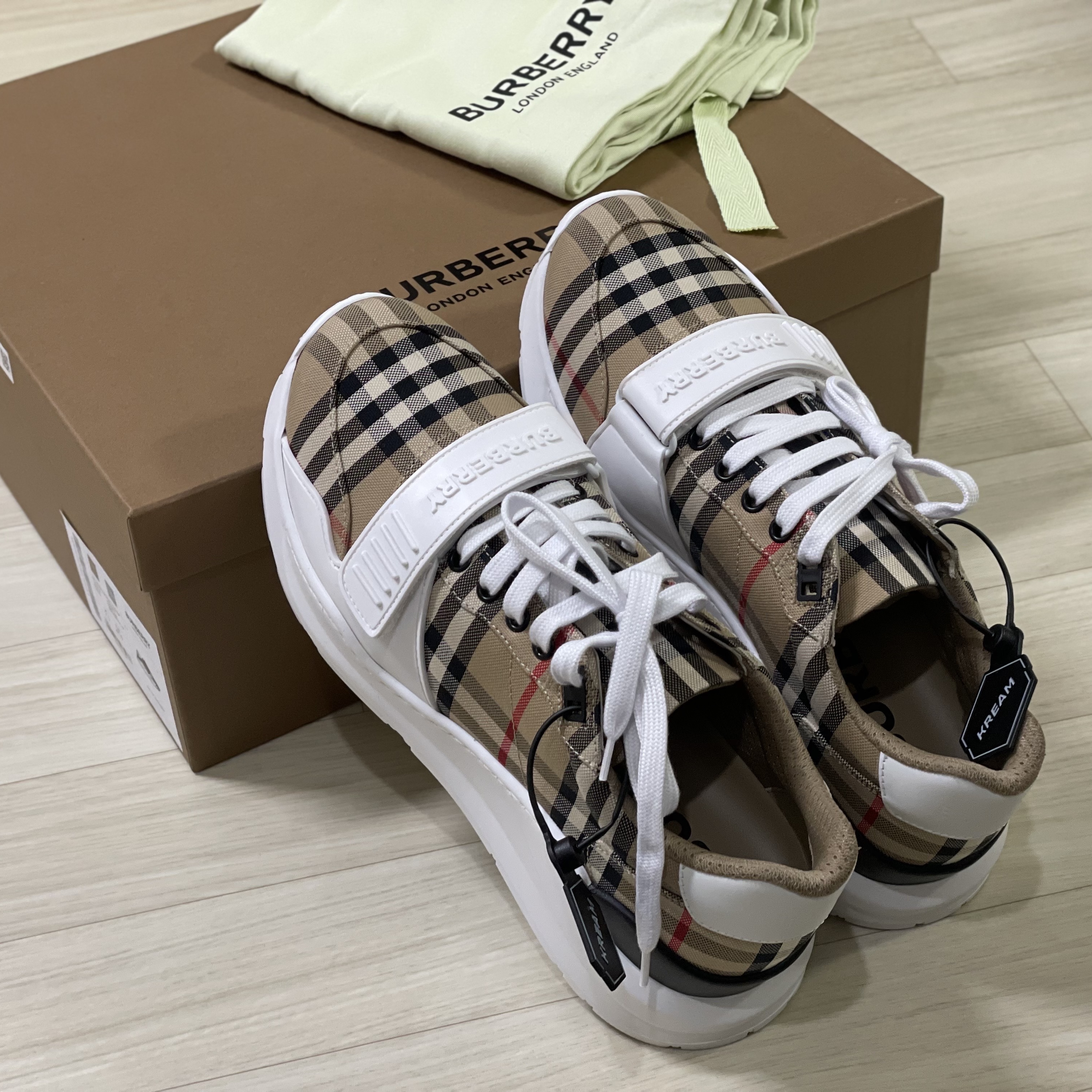 Burberry Vintage Check Suede Leather Sneakers Archive Beige 착용 스타일