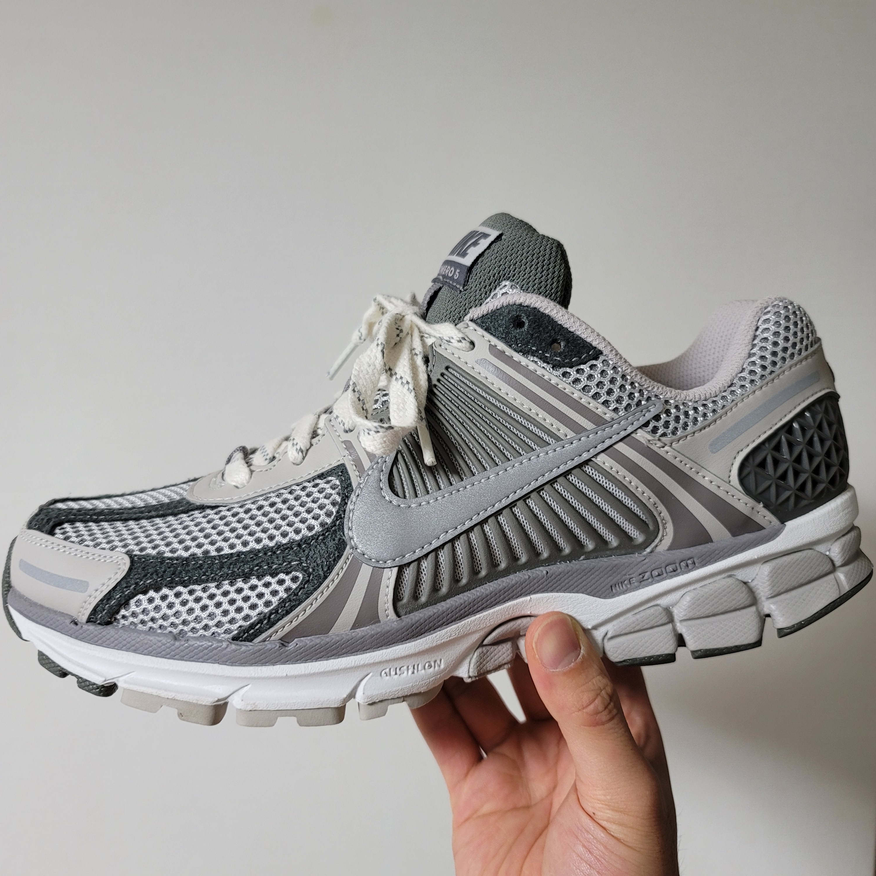 Nike Zoom Vomero 5 PRM Light Iron Ore and Flat Fewter 착용 스타일 - 3