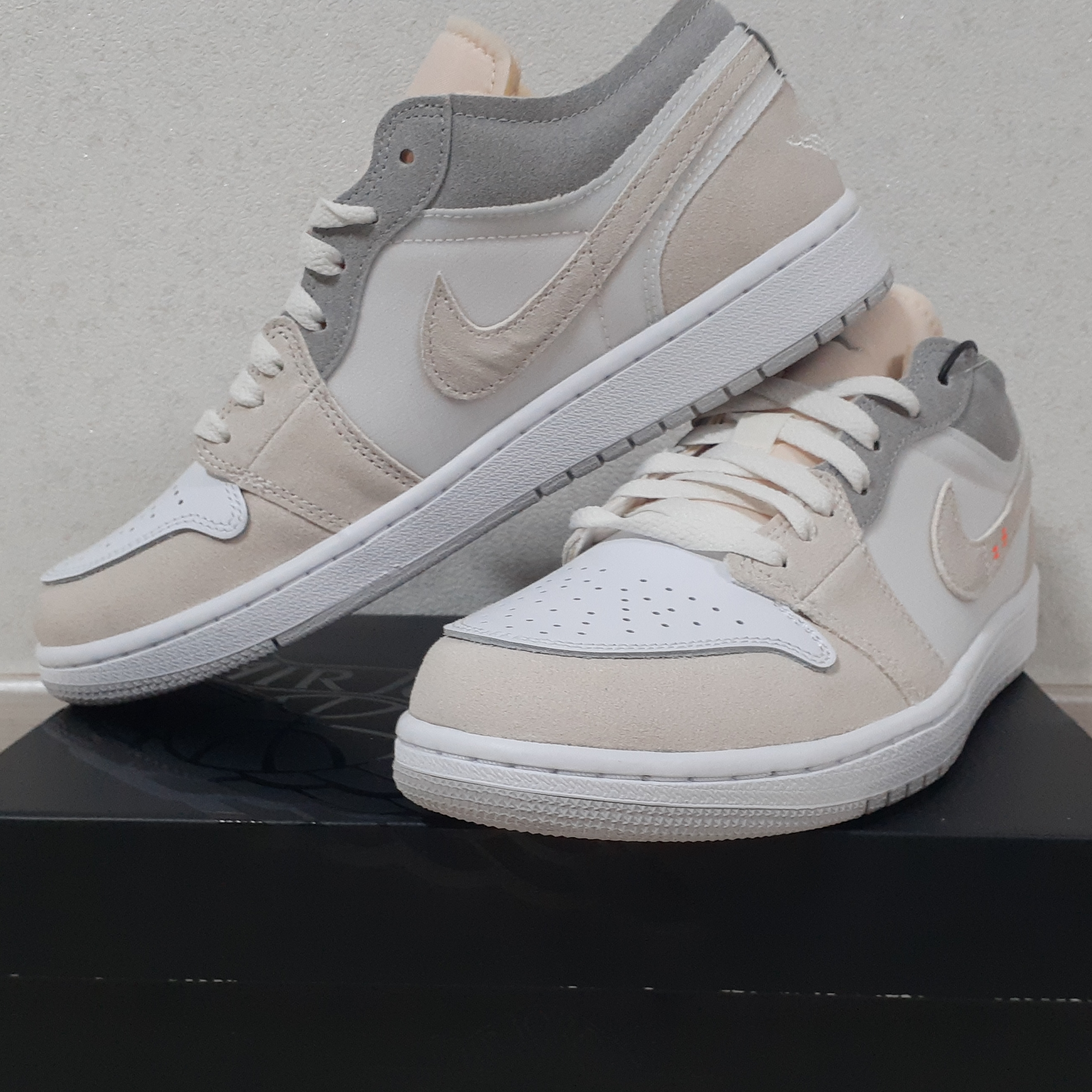 Jordan 1 Low SE Craft White and Phantom 착용 스타일 - 2