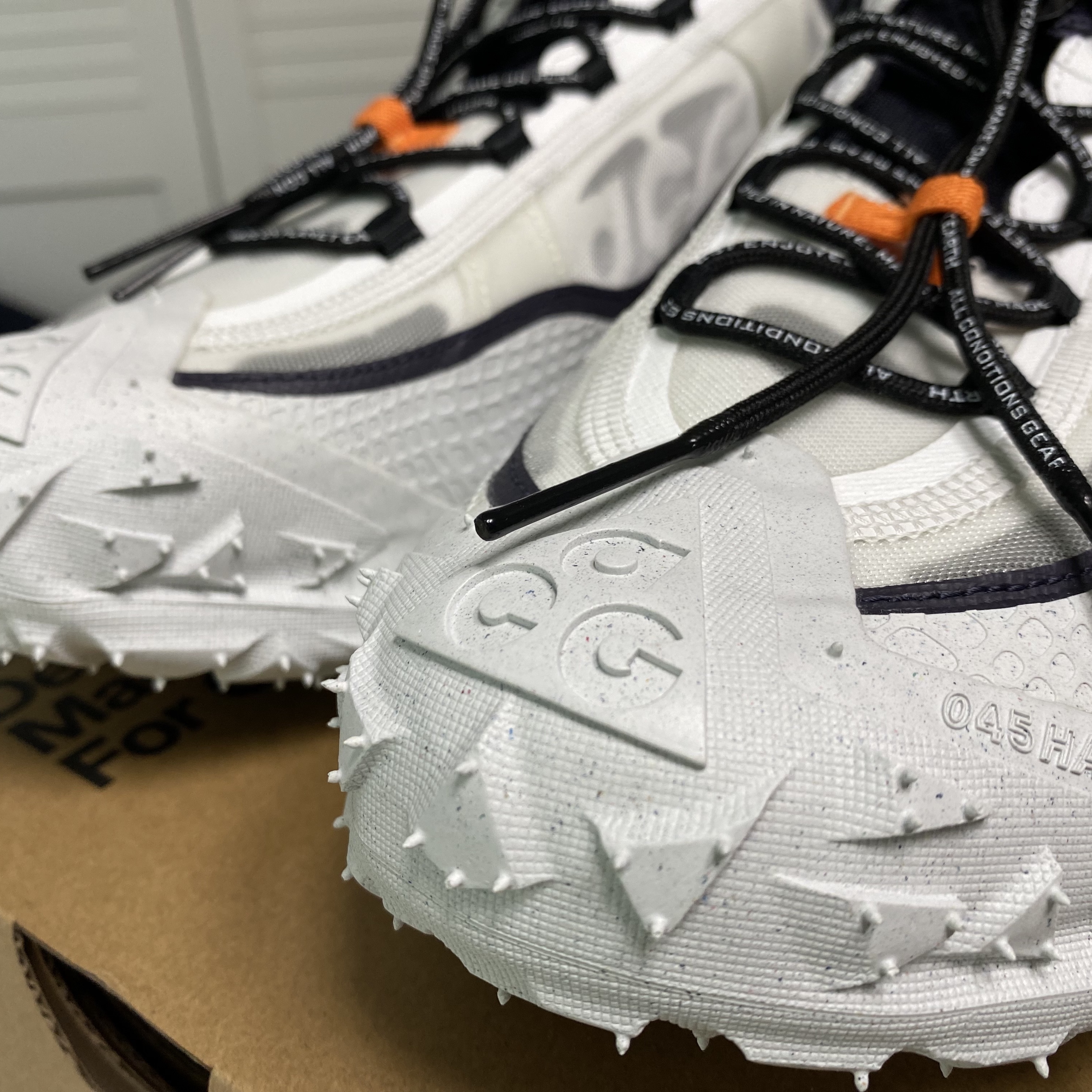 Nike ACG Mountain Fly 2 Low Summit White and Bright Mandarin, Nike ACG Utility Vest Black Summit White - US/EU 착용 스타일 - 3