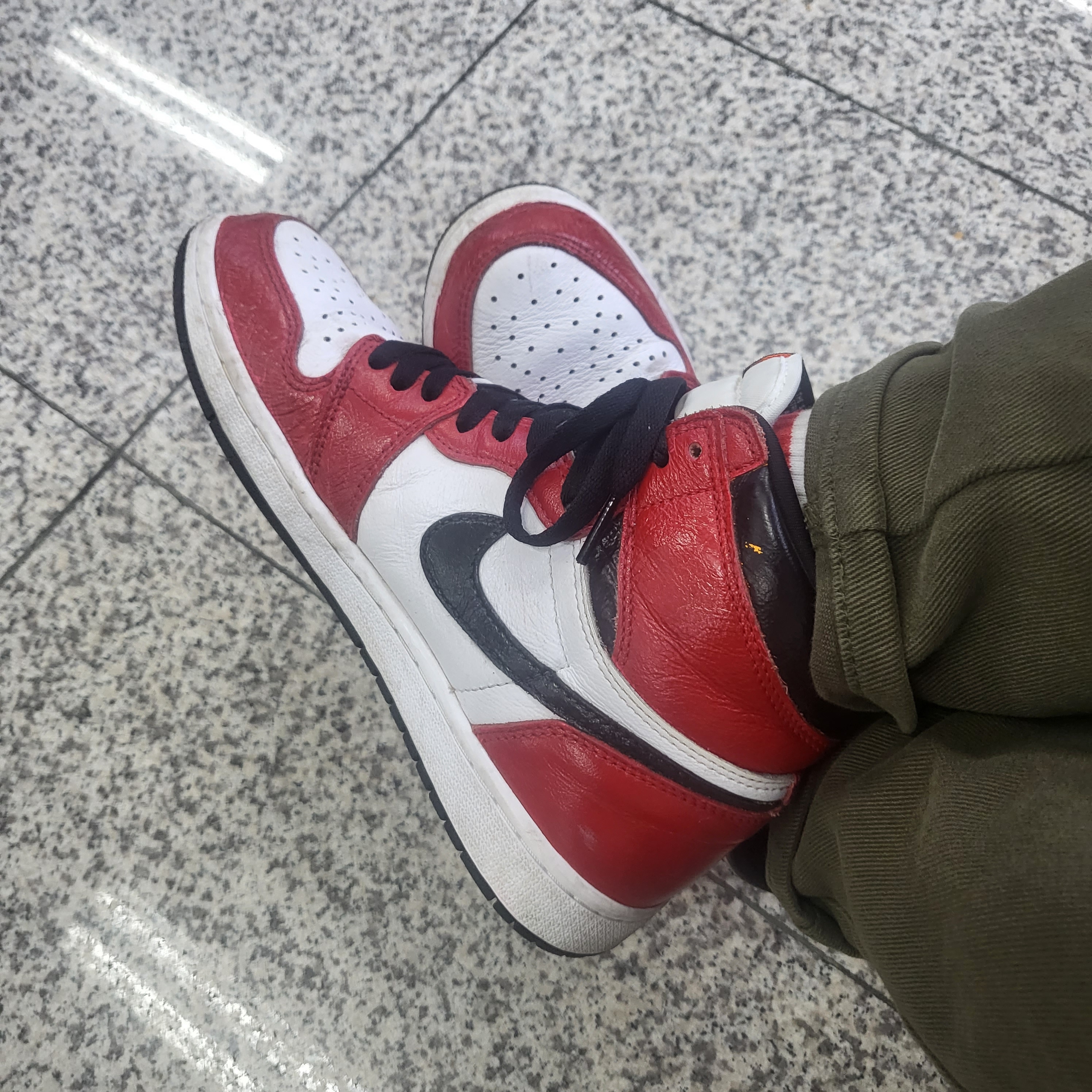 Supreme Denim Camp Cap Washed Black - 22FW, Jordan 1 Retro High OG Light Fusion Red 착용 스타일 - 2