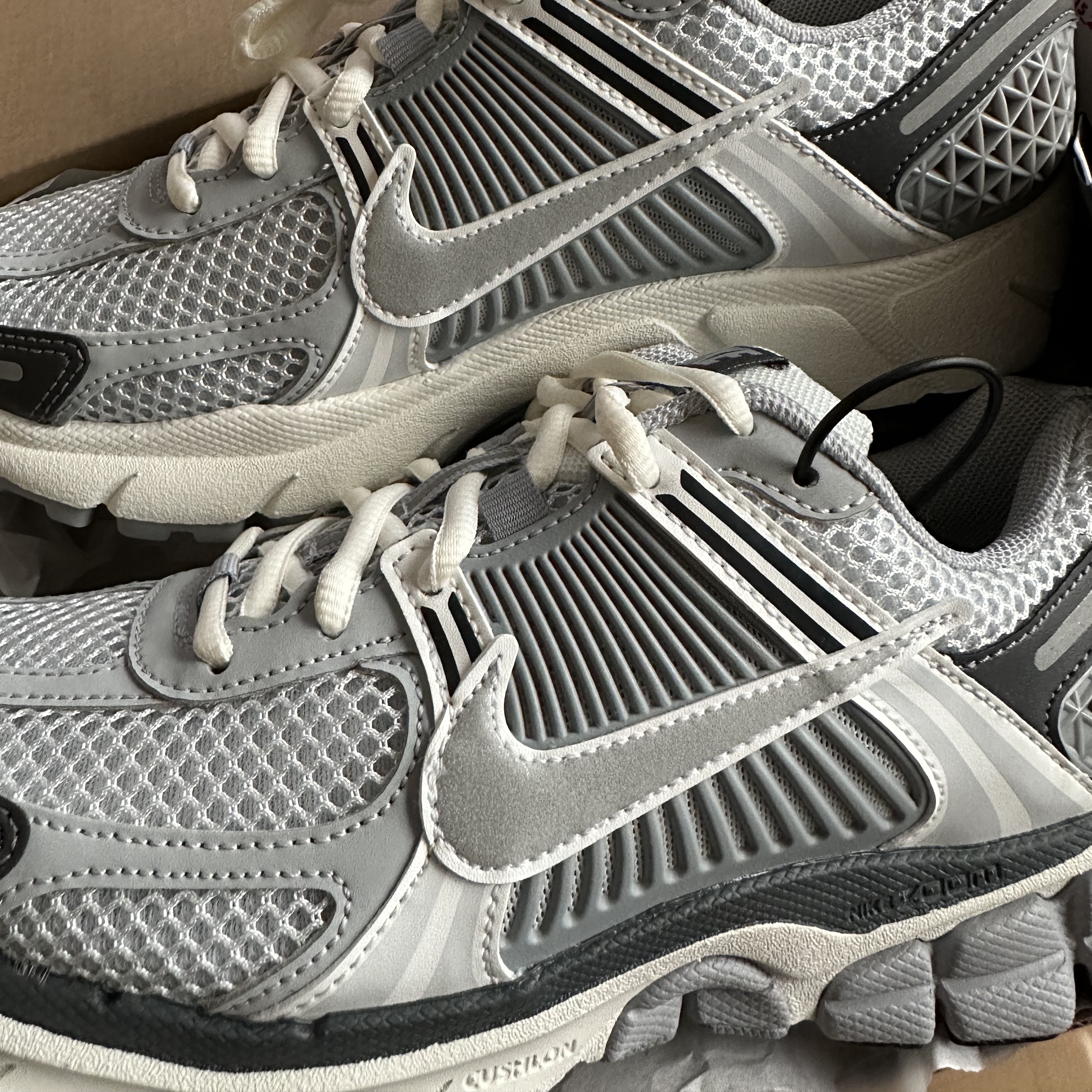 (W) Nike Zoom Vomero 5 Pure Platinum Metallic Silver 착용 스타일