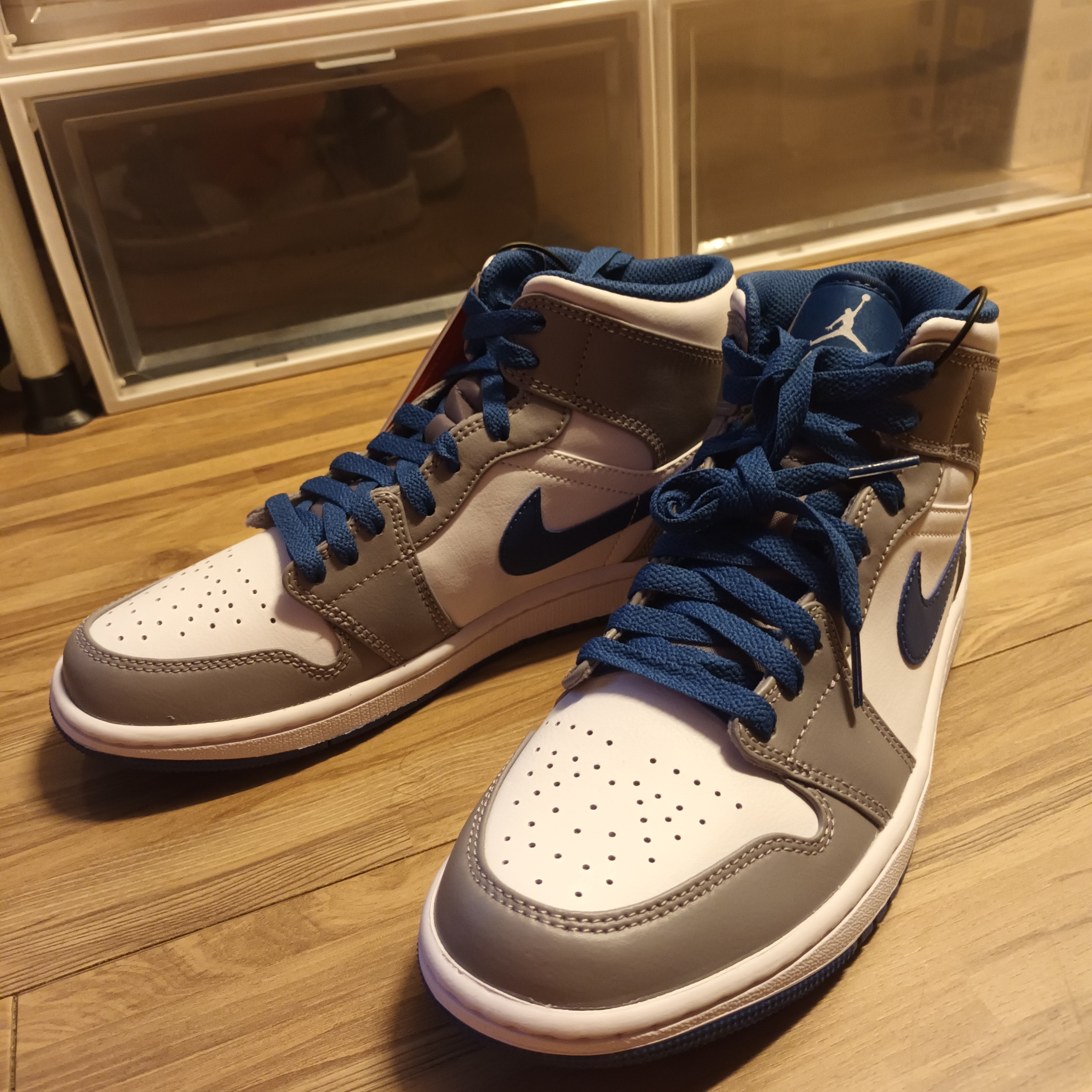 Jordan 1 Mid Cement Grey True Blue 착용 스타일 - 2