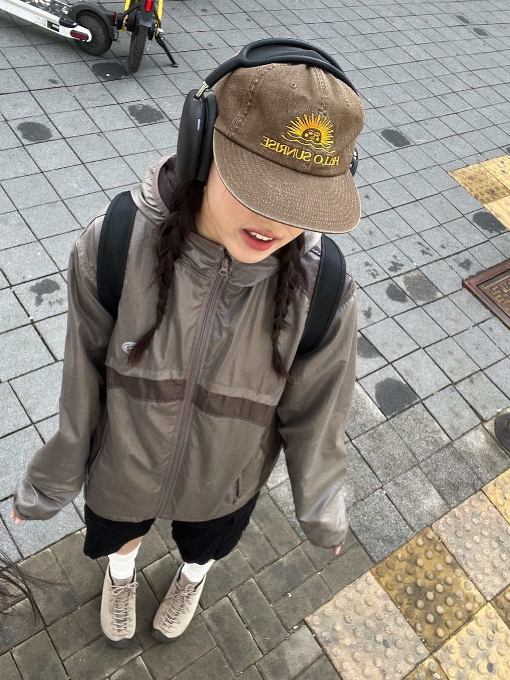 Art Of Field Glossy Colourway Jacket Brown, Keen Jasper II WP Sneakers Beige 착용 스타일 - 2
