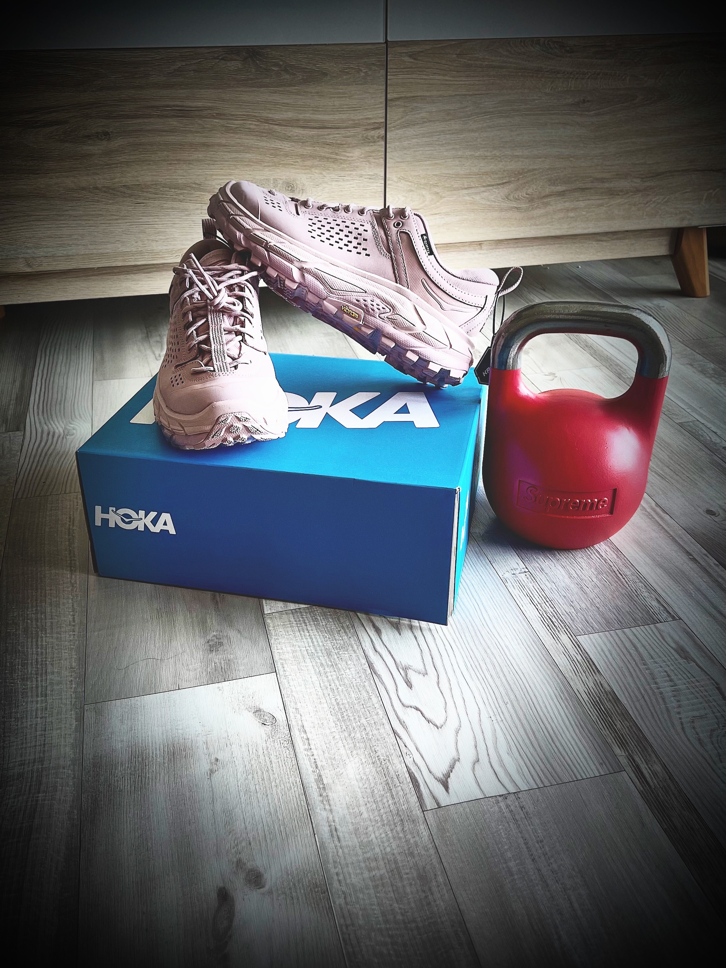 Hoka Tor Ultra Low Pale Mauve, Supreme Tru Grit 6KG Kettlebell Red - 22FW 착용 스타일 - 1
