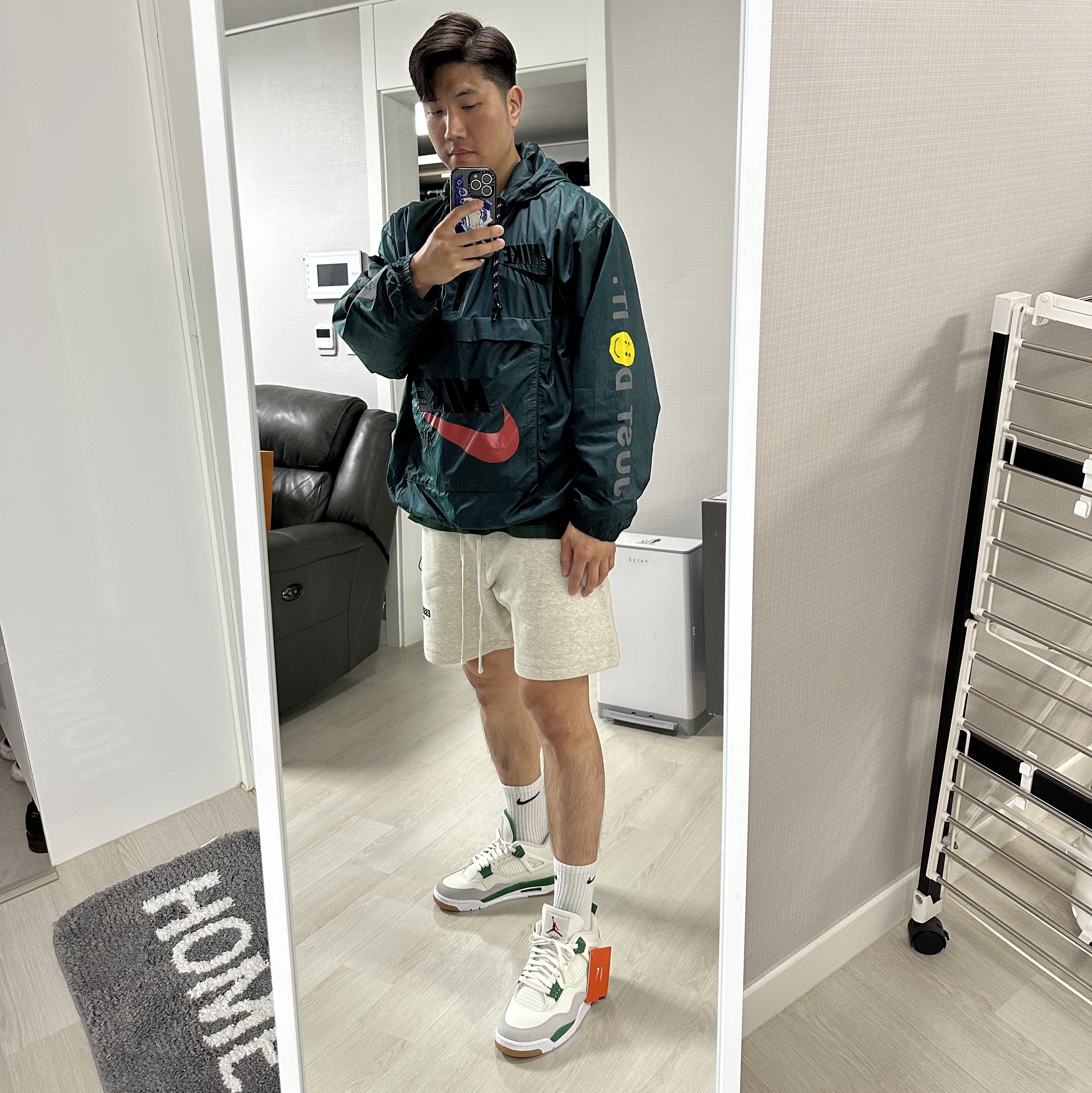 Essentials The Core Collection Sweatshorts Light Oatmeal, Essentials Trucker Jacket Indigo 착용 스타일 - 3
