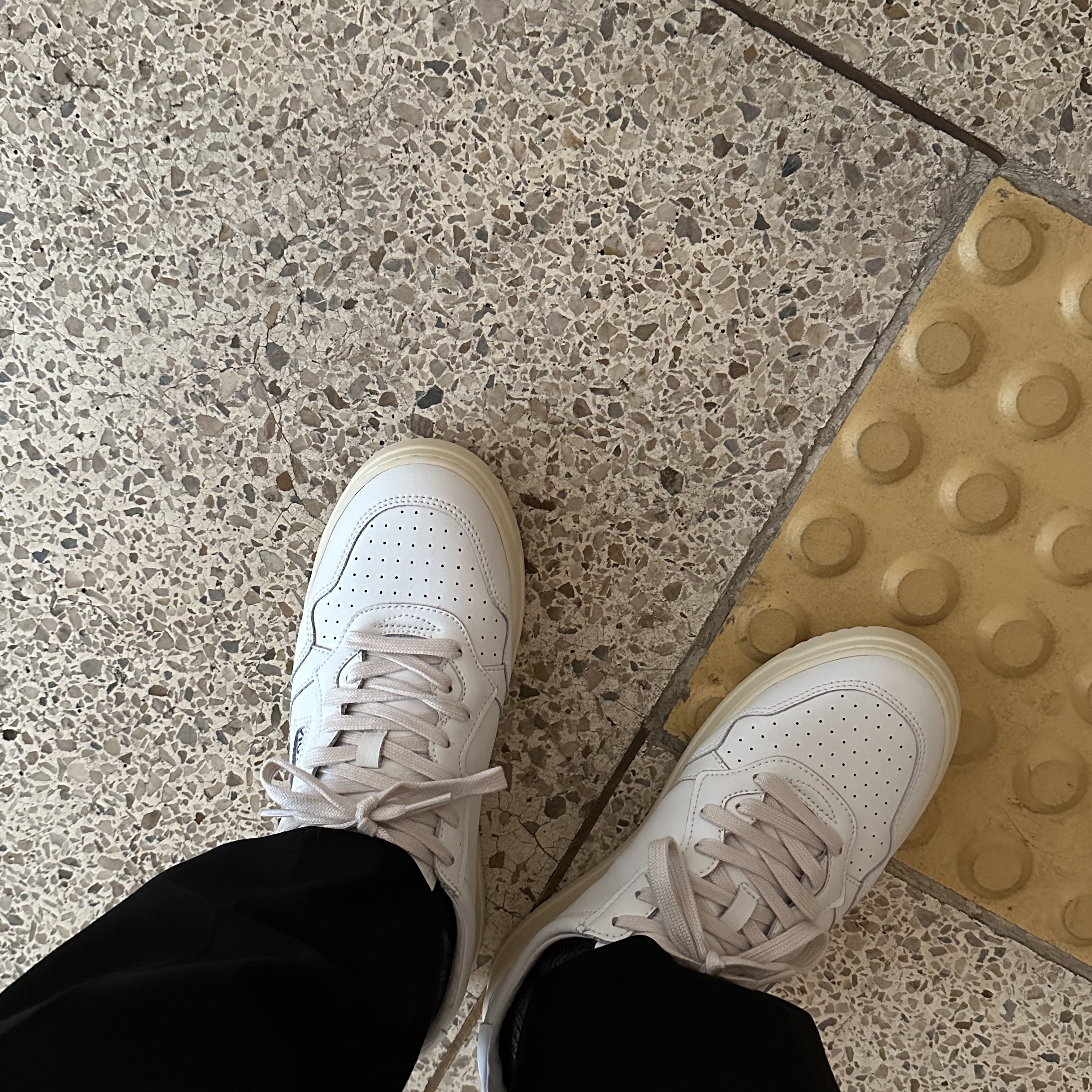 Autry Medalist Low Leather Sneakers White 착용 스타일