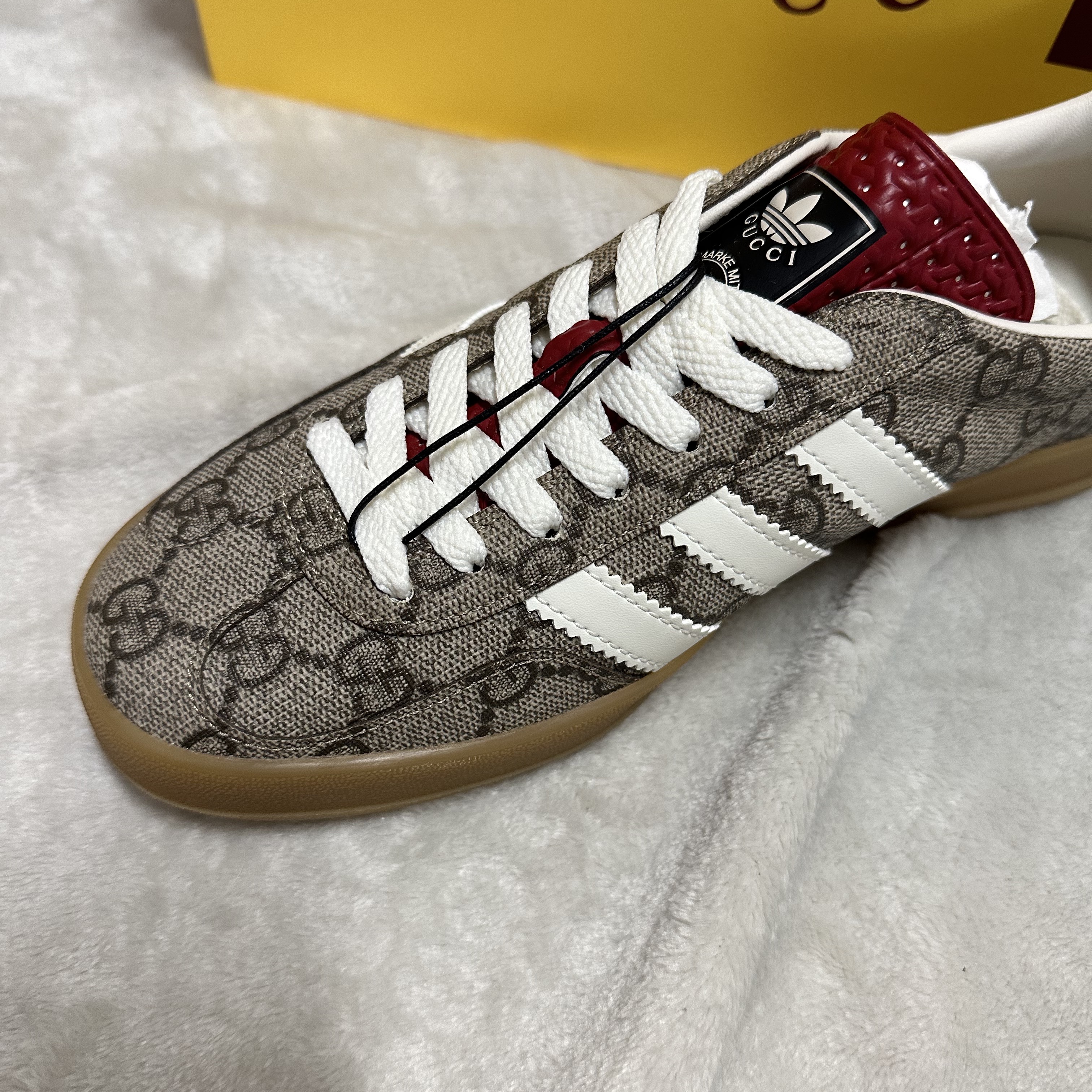 (W) Gucci x Adidas Gazelle Sneakers Beige Ebony GG Supreme Canvas 착용 스타일 - 1