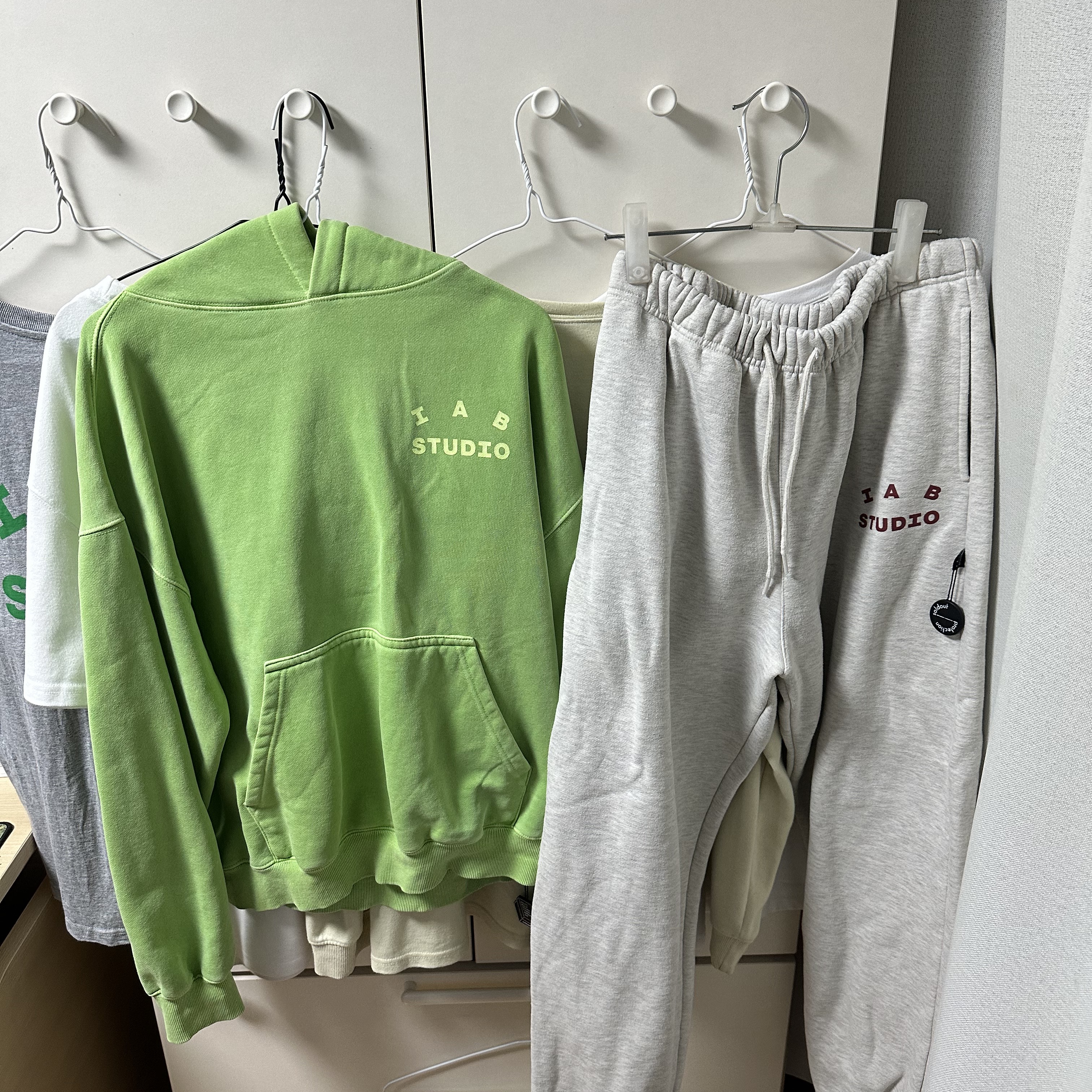 IAB Studio T-Shirt White Light Green, IAB Studio Long Sleeve Lemon 착용 스타일 - 2