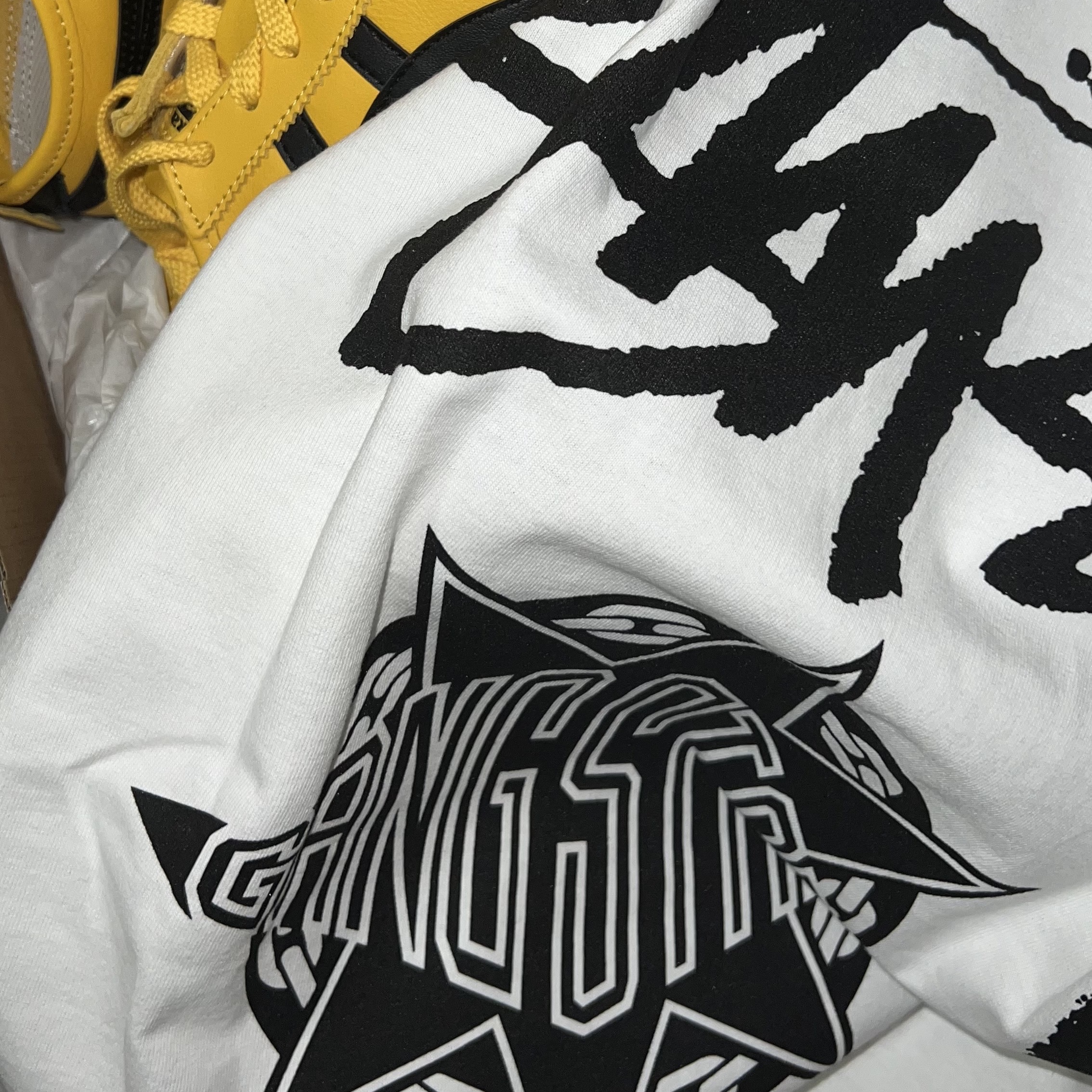 Stussy x Gang Starr T-Shirt White, Onitsuka Tiger Mexico 66 Yellow Black 착용 스타일 - 2