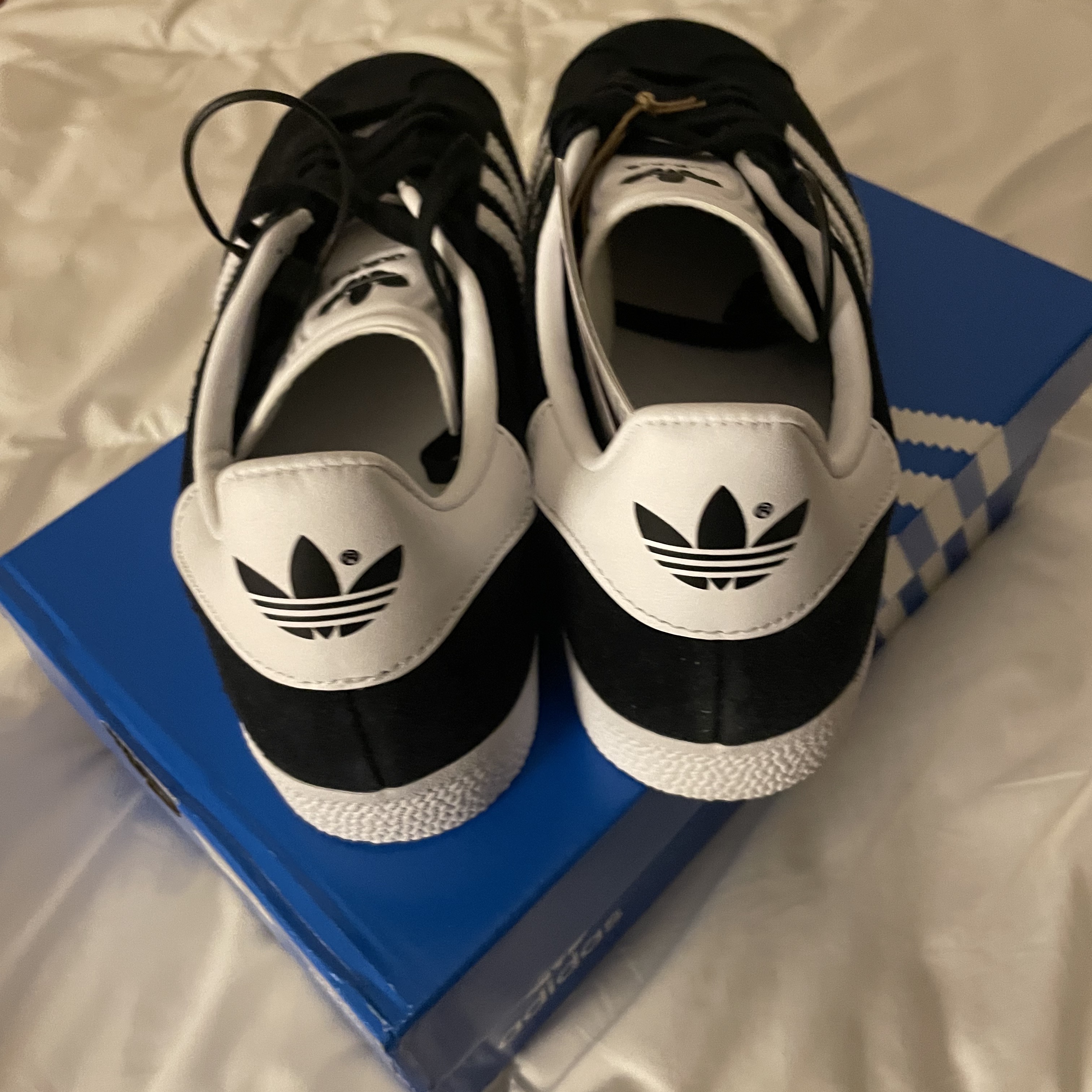 Adidas Gazelle Core Black White 착용 스타일 - 2